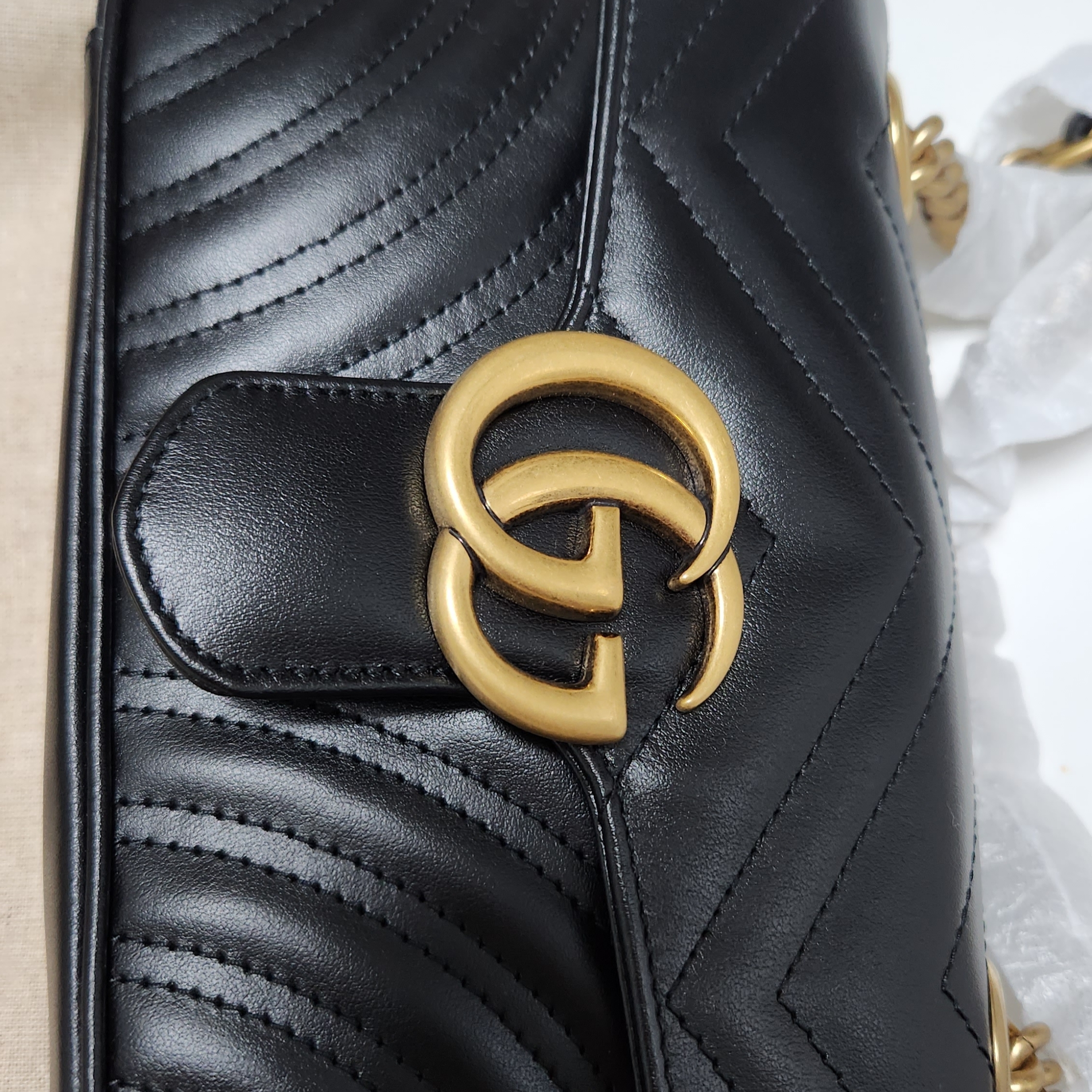 Gucci GG Marmont Matelasse Small Shoulder Bag Black 착용 스타일 - 1