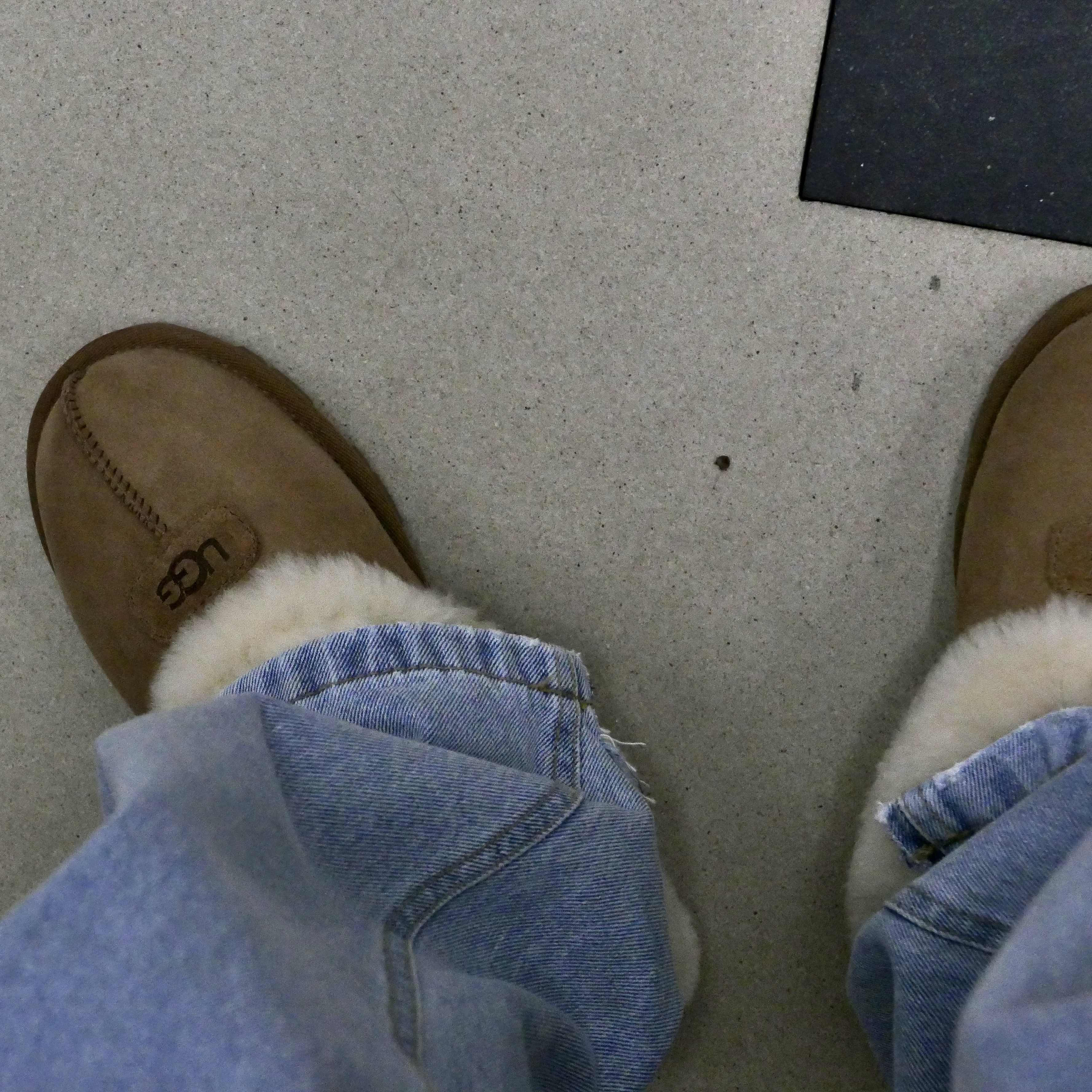 (W) UGG Coquette Slipper Chestnut 착용 스타일