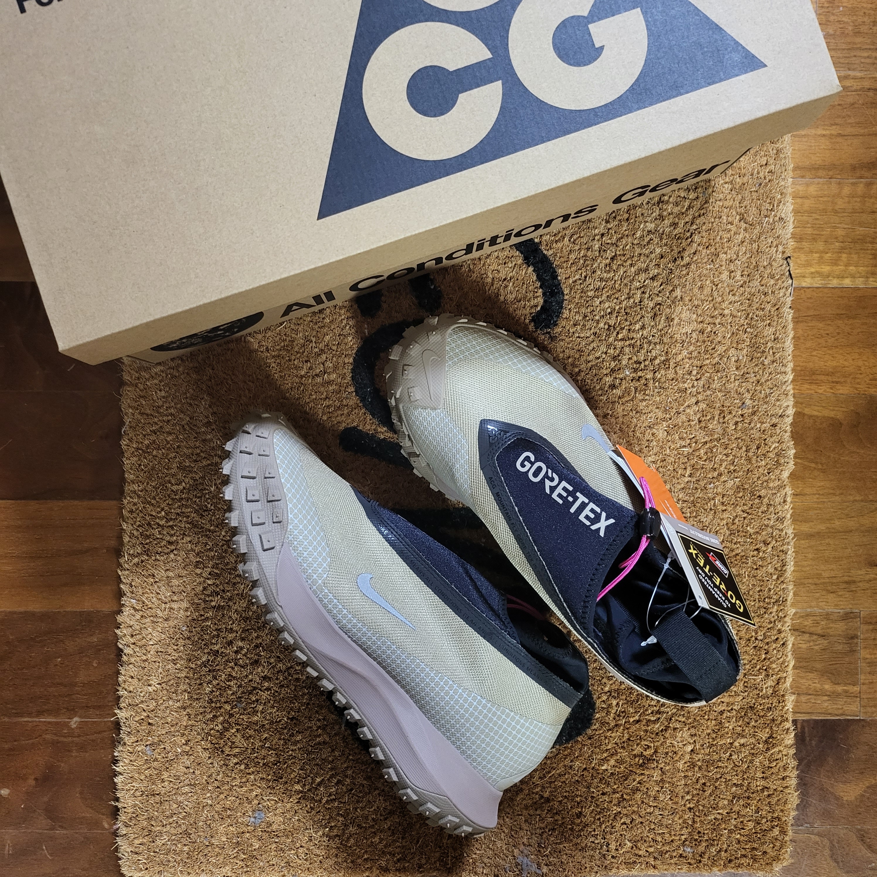 Nike ACG Mountain Fly Gore-Tex Khaki 착용 스타일