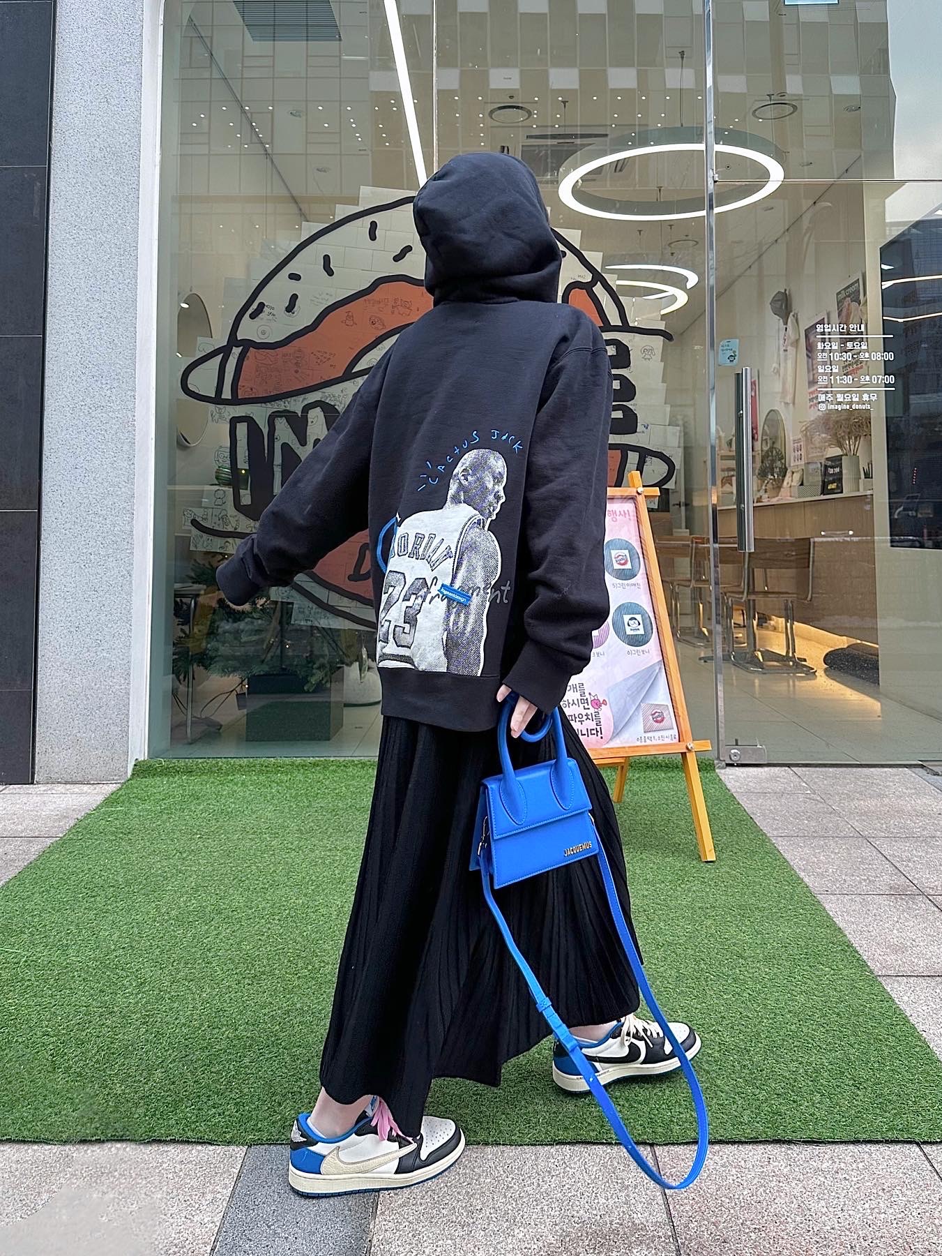 Jacquemus Le Chiquito Noeud Coiled Handbag Blue, Jordan 1 x Travis Scott x Fragment Retro Low OG SP Military Blue 착용 스타일 - 1