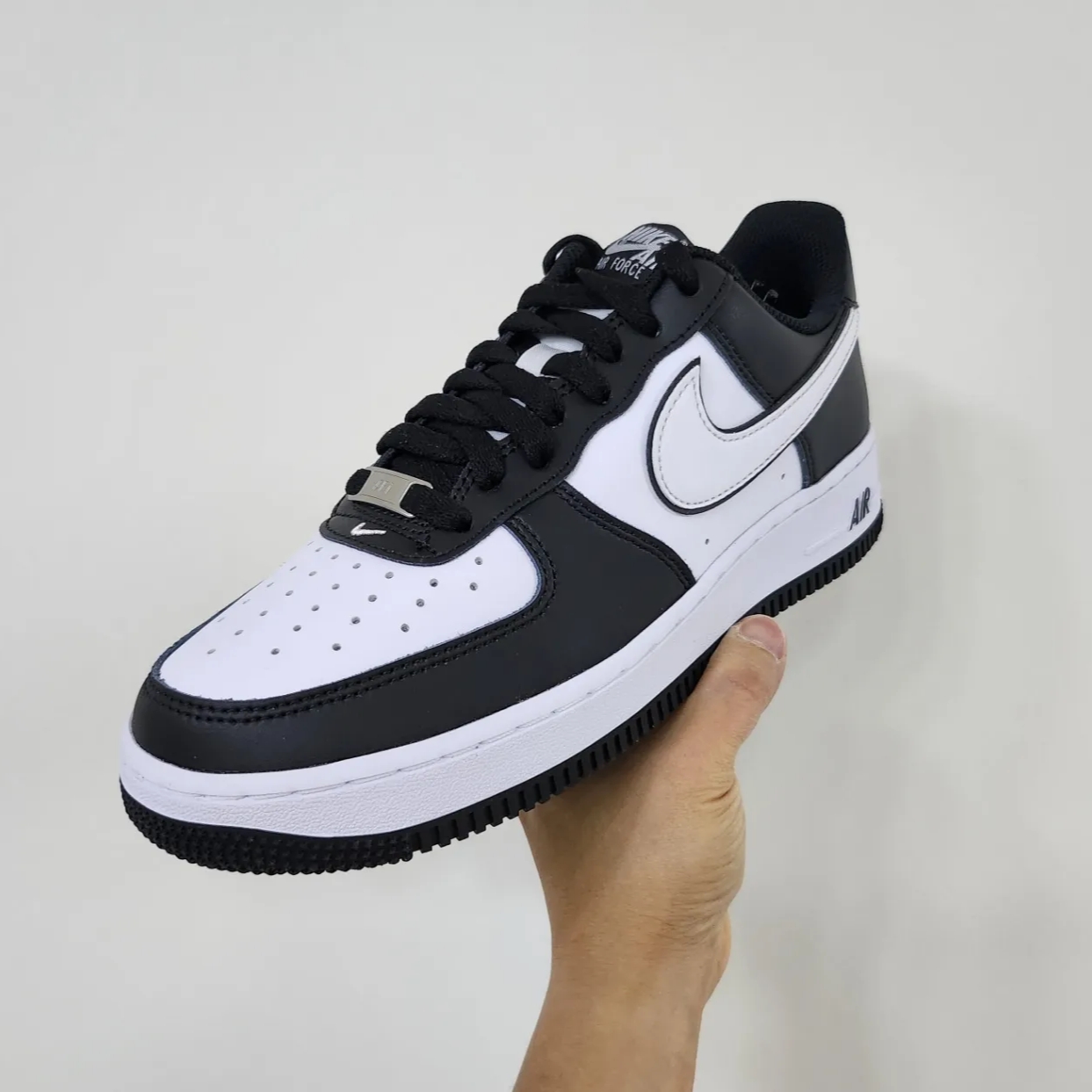 Nike Air Force 1 '07 Black White 착용 스타일 - 1
