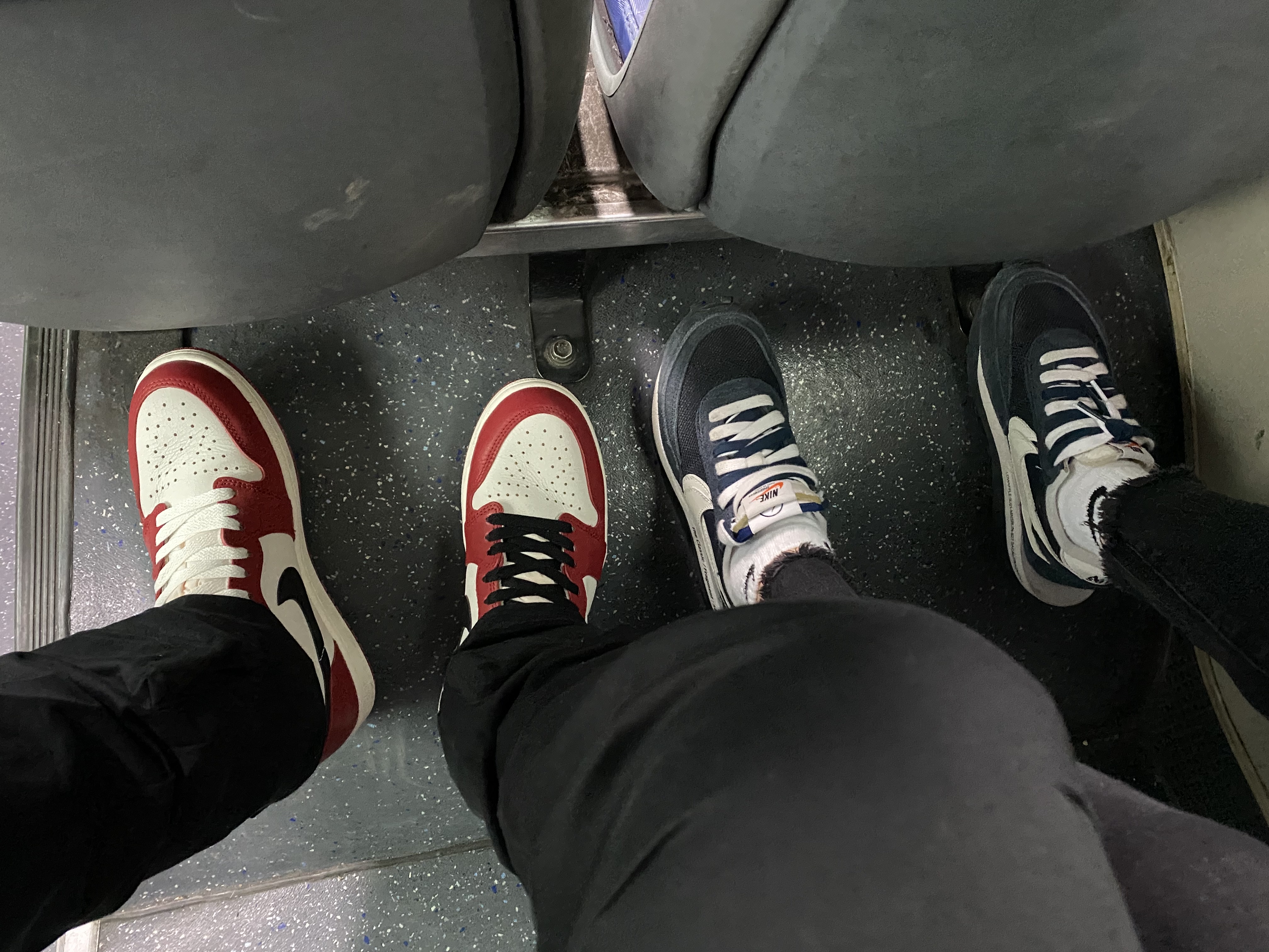 Jordan 1 Retro High OG Chicago 2022, Nike x Sacai x Fragment LDWaffle Blackened Blue 착용 스타일