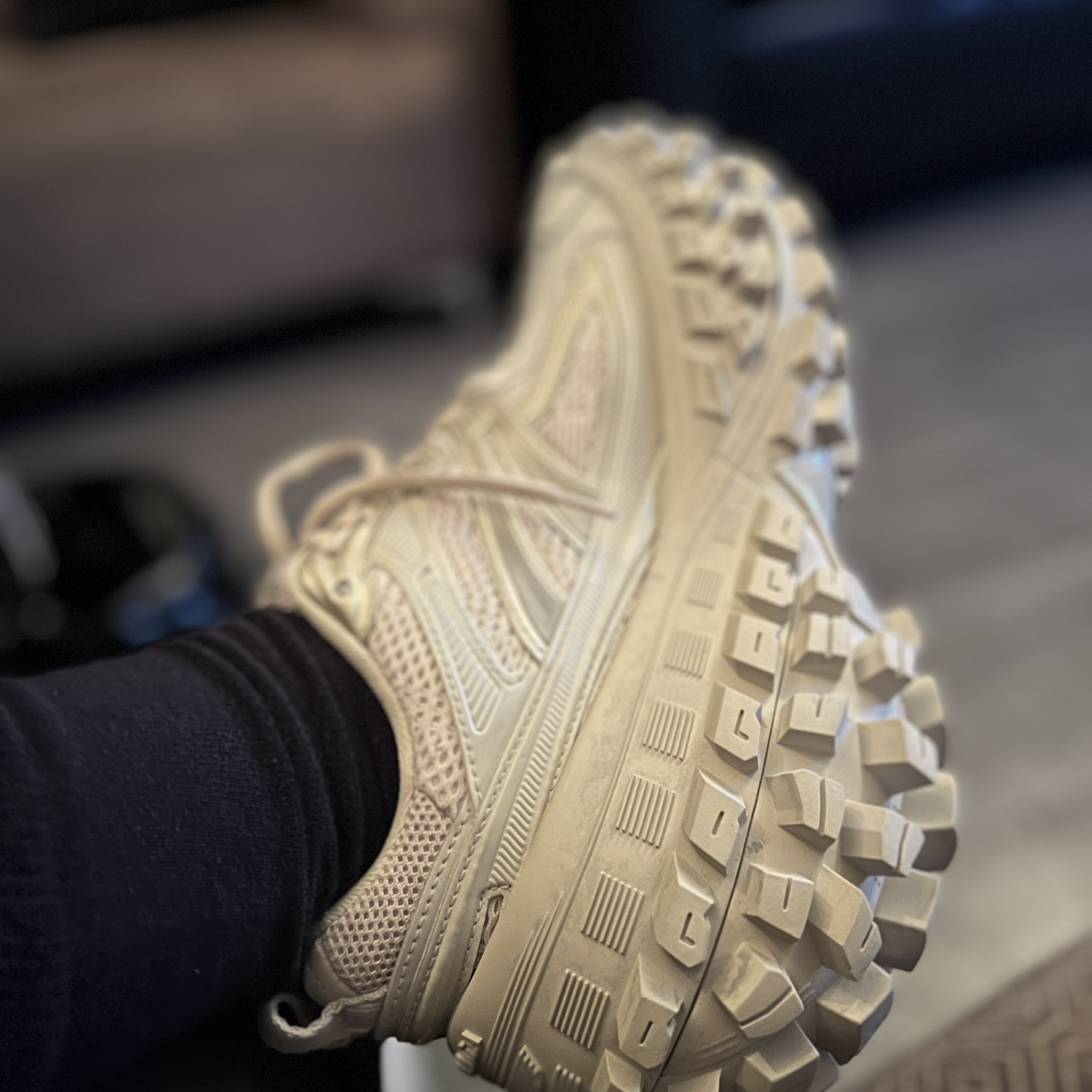 Balenciaga Defender Sneakers Beige 착용 스타일 - 3