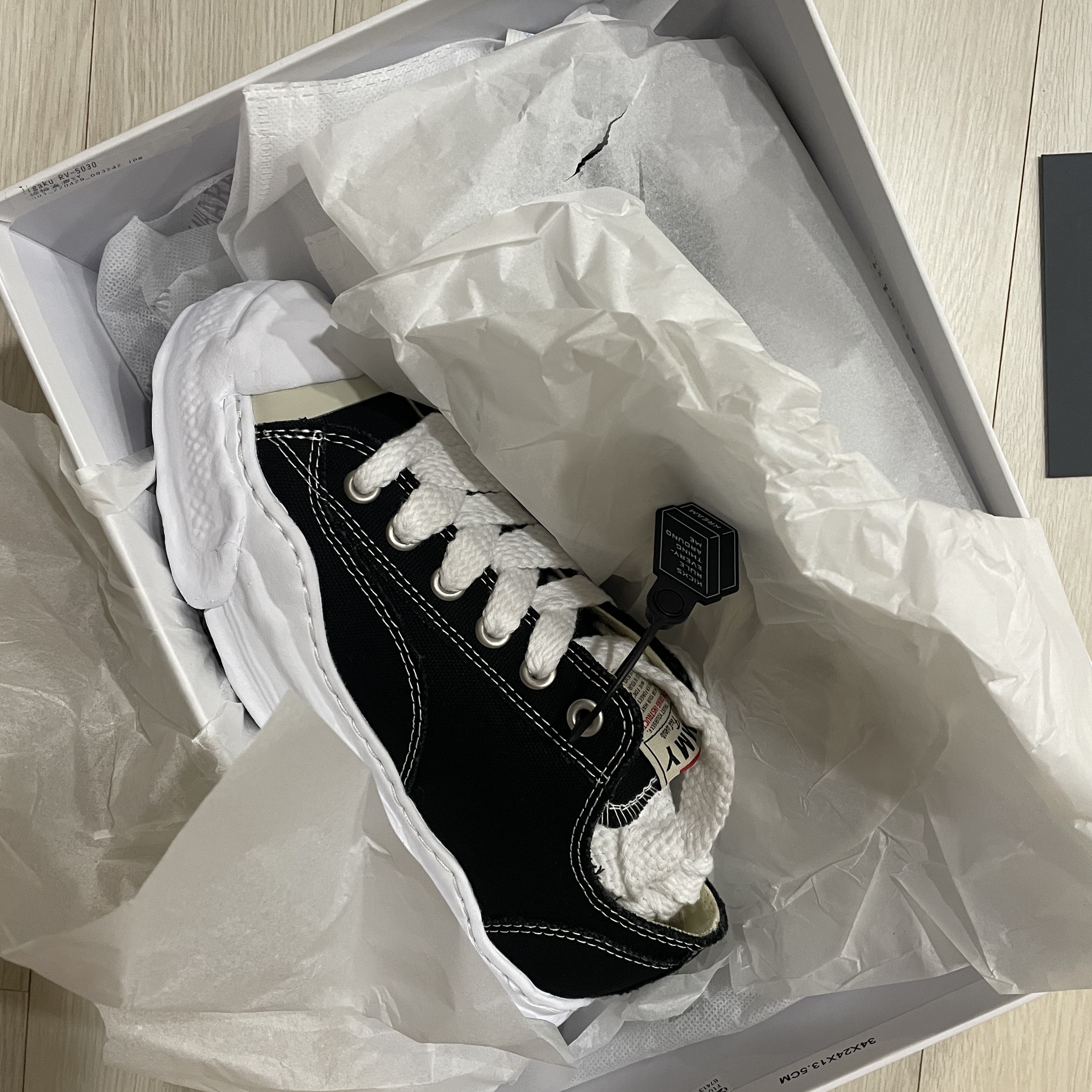 Maison Mihara Yasuhiro Hank OG Sole Canvas Low-top Sneakers Black 착용 스타일 - 1