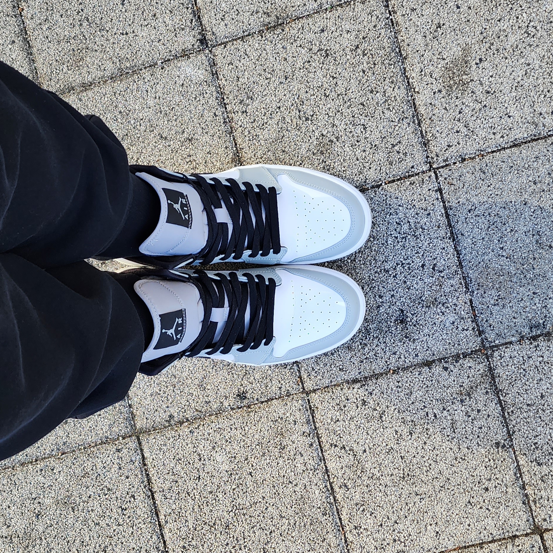 Jordan 1 Mid Light Smoke Grey 착용 스타일 - 3