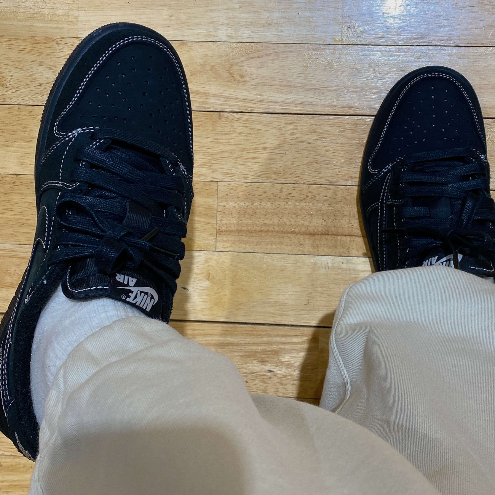 Jordan 1 x Travis Scott Retro Low OG SP Black Phantom 착용 스타일 - 3