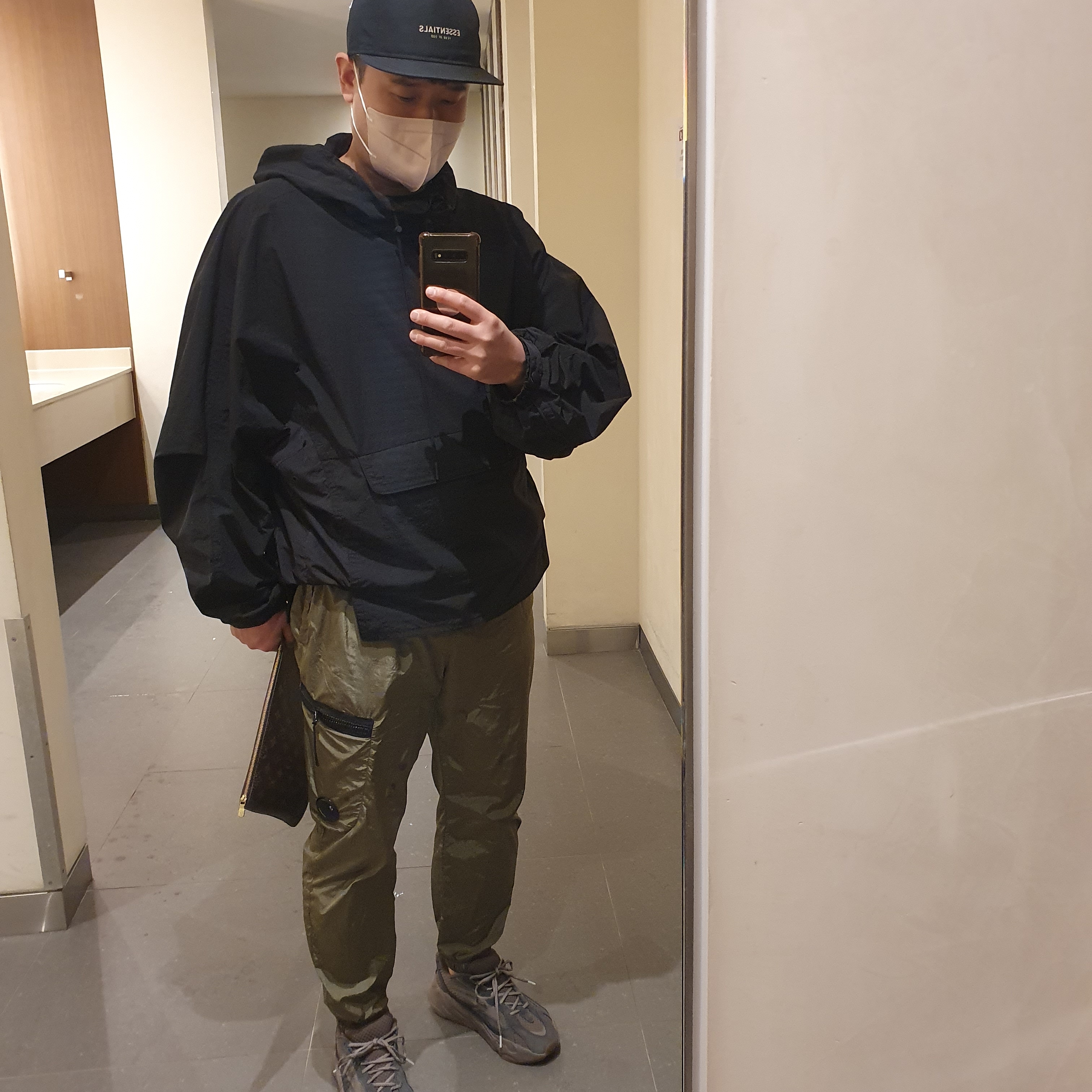 Essentials x New Era Retro Crown Strapback Black, Adidas Yeezy Boost 700 V2 Mauve 착용 스타일