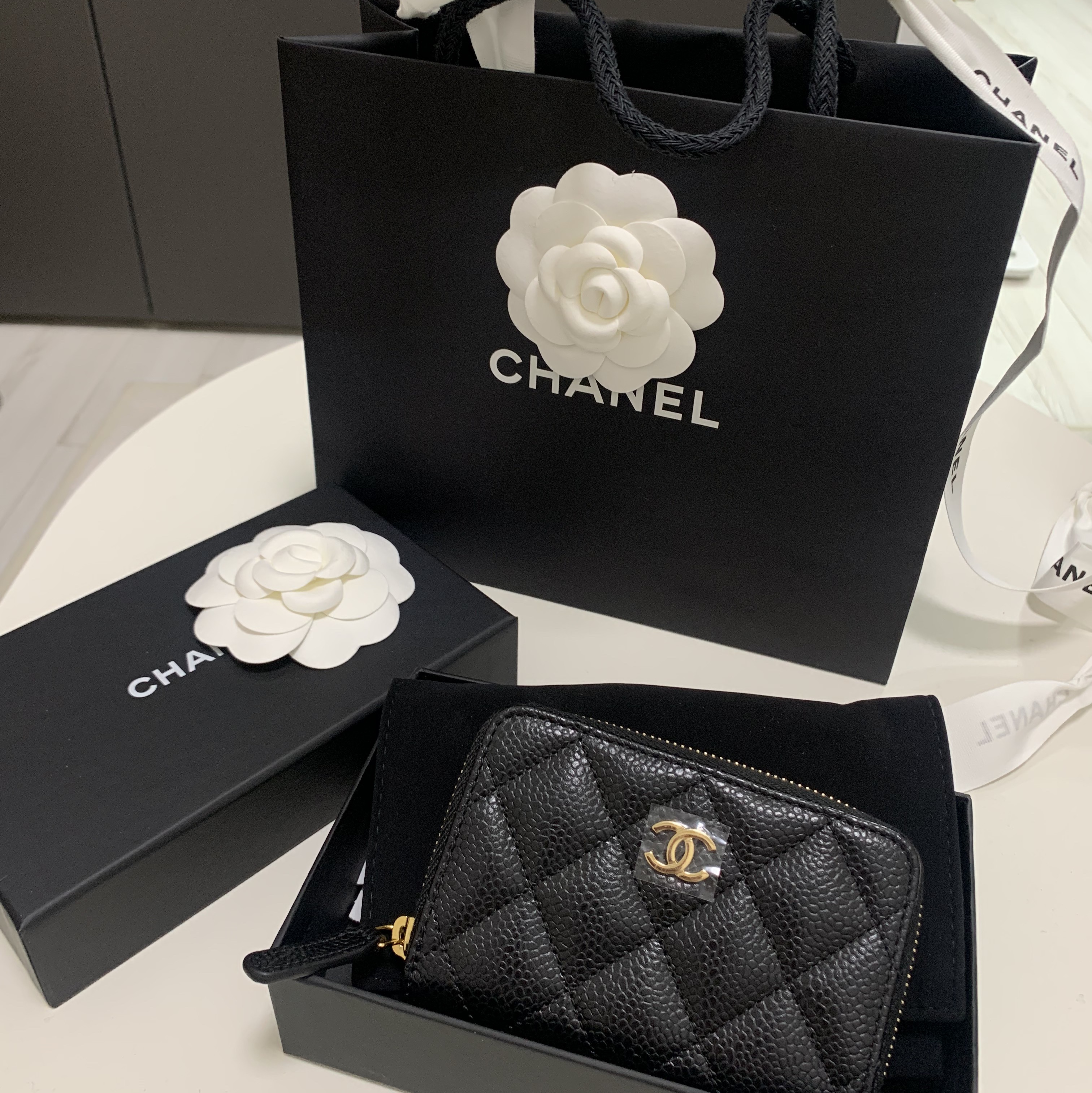Chanel Classic Zipped Coin Purse Grained Calfskin & Gold Black 착용 스타일