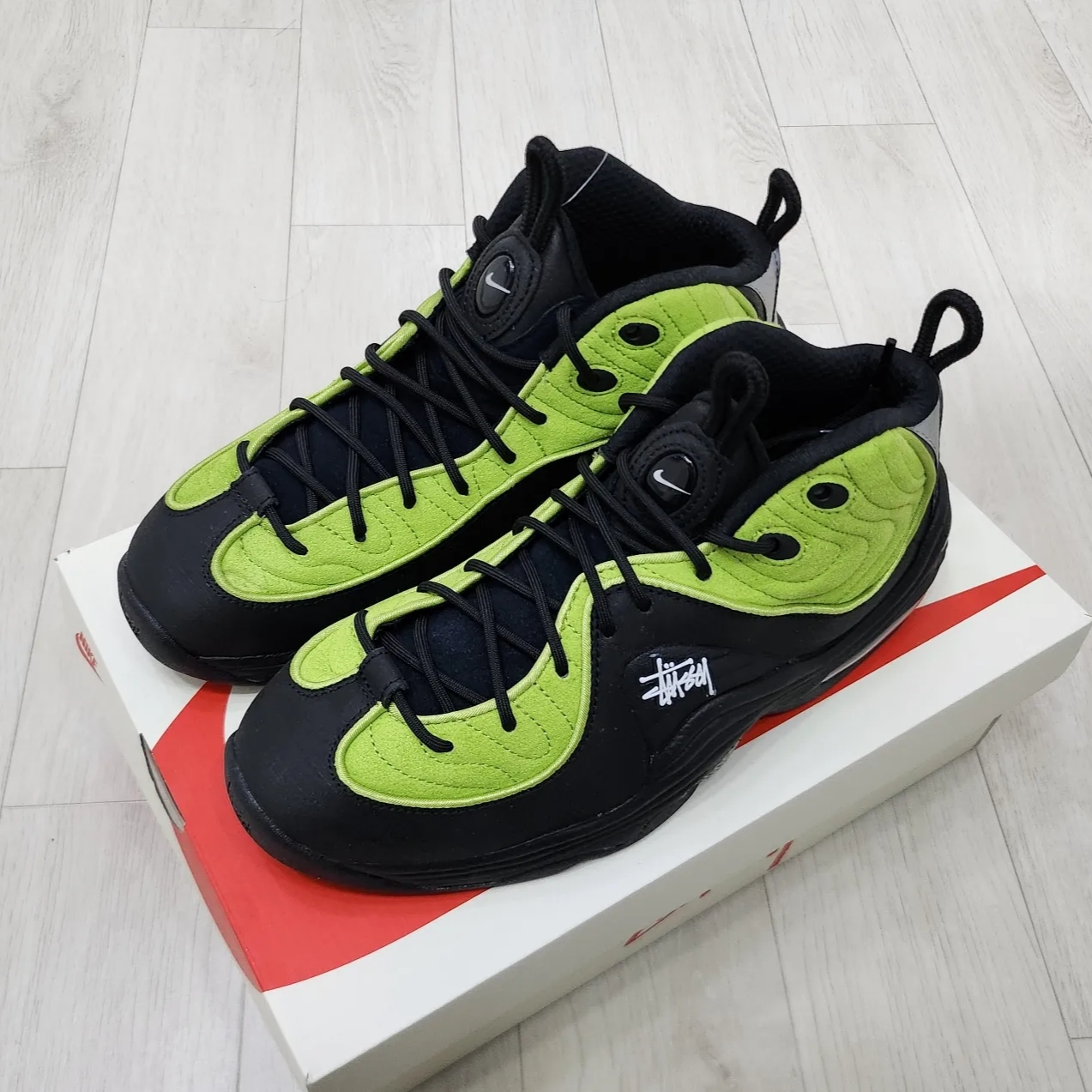Nike x Stussy Air Penny II Vivid Green and Black 착용 스타일 - 2