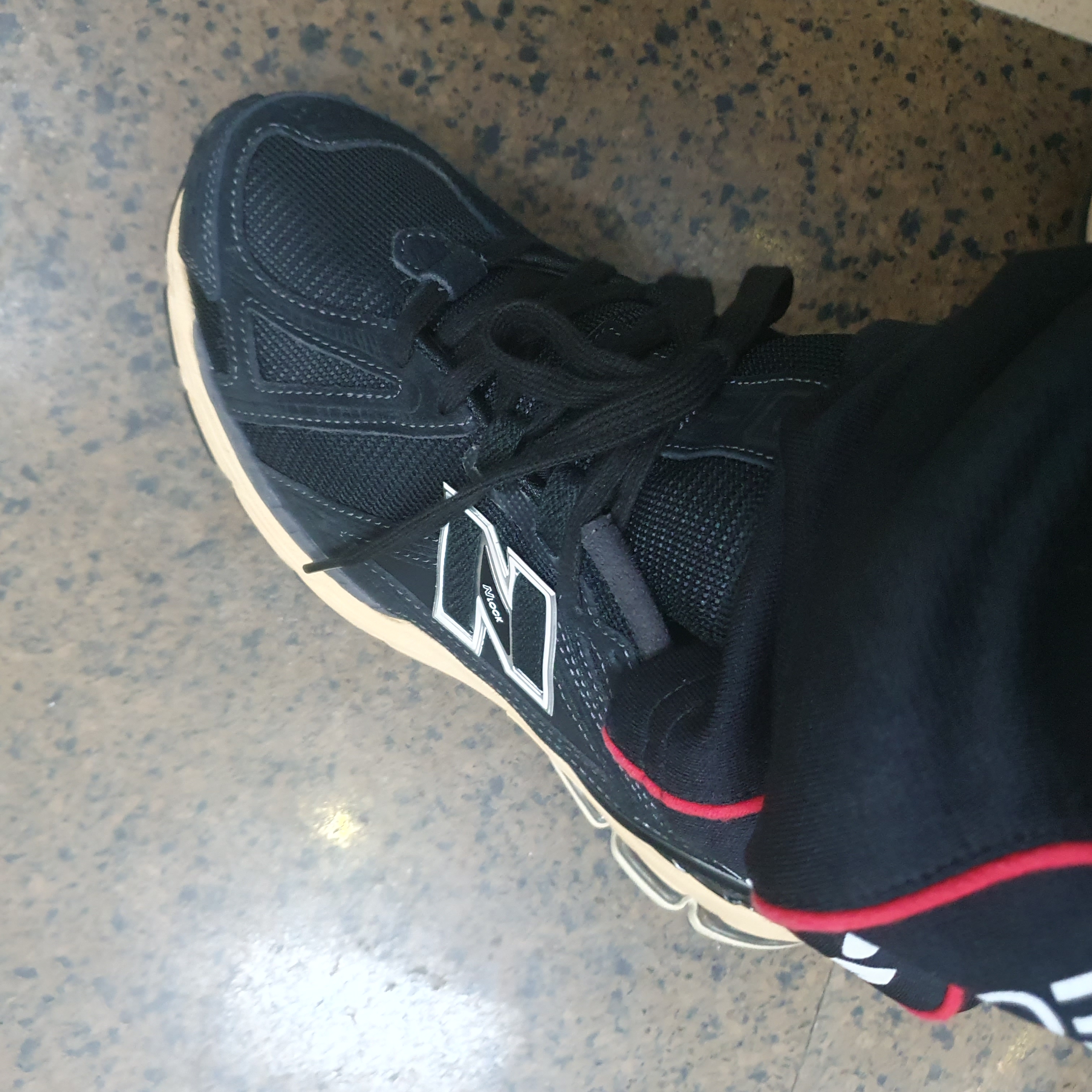 New Balance 1906R Black Taos Taupe 착용 스타일 - 1