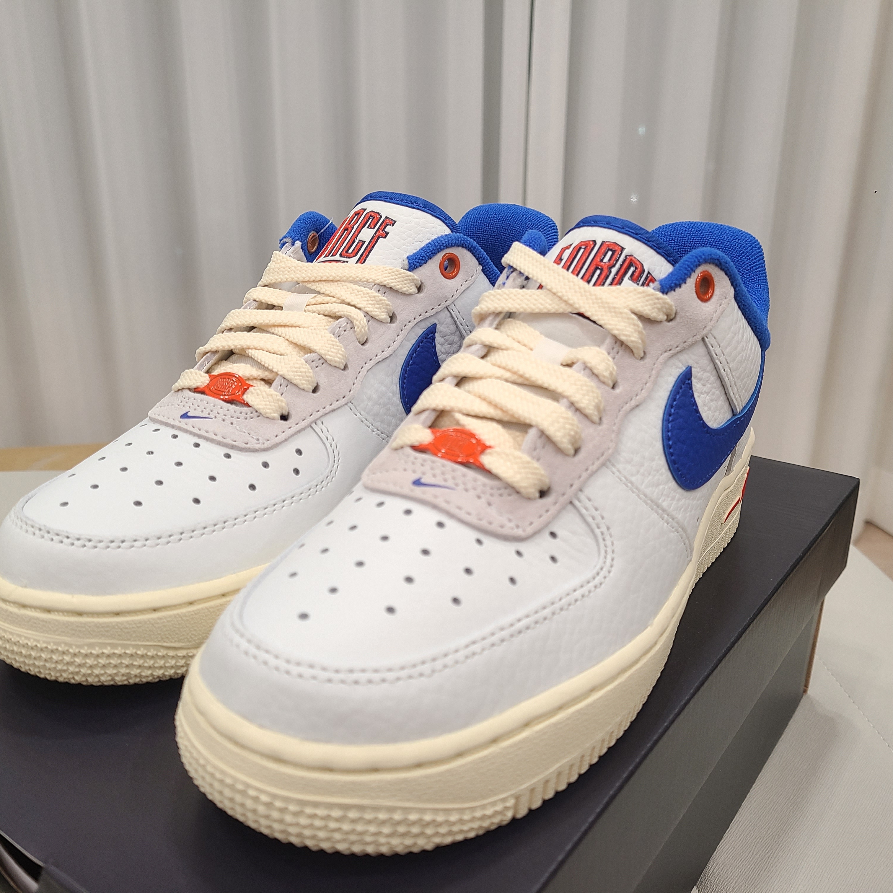(W) Nike Air Force 1 '07 LX University Blue and Summit White 착용 스타일 - 2