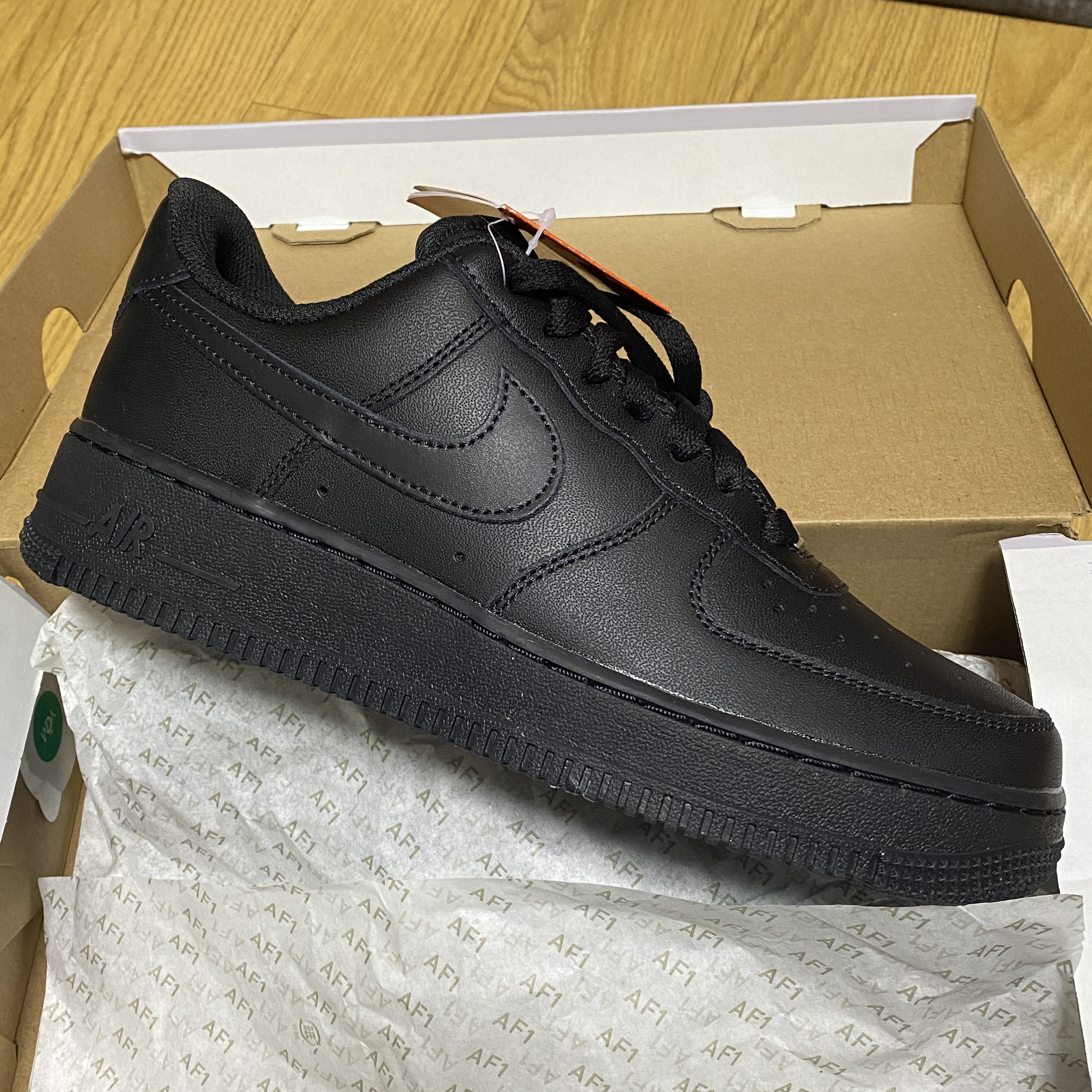 (W) Nike Air Force 1 '07 Low Triple Black 착용 스타일
