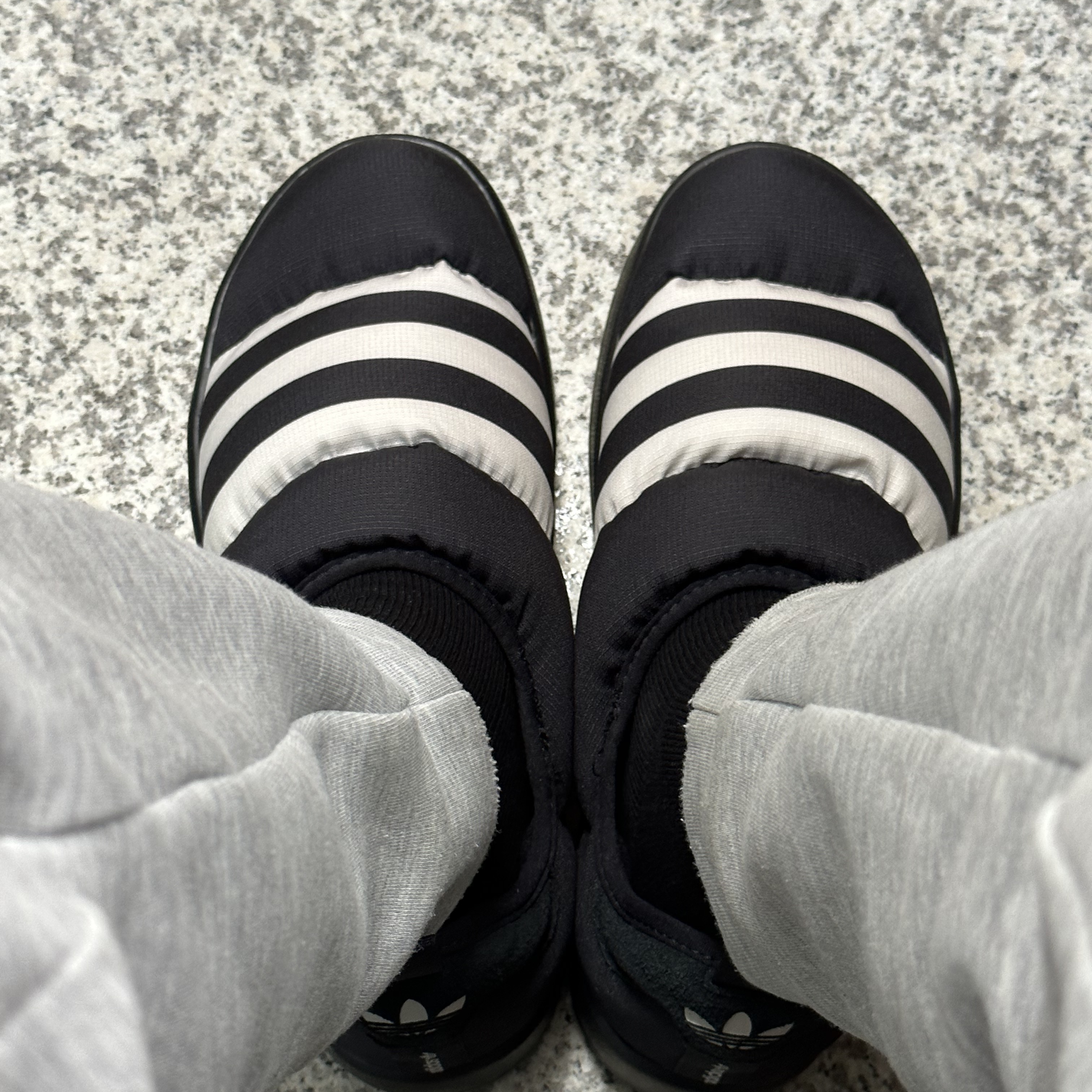 Adidas Puffylette Core Black 착용 스타일