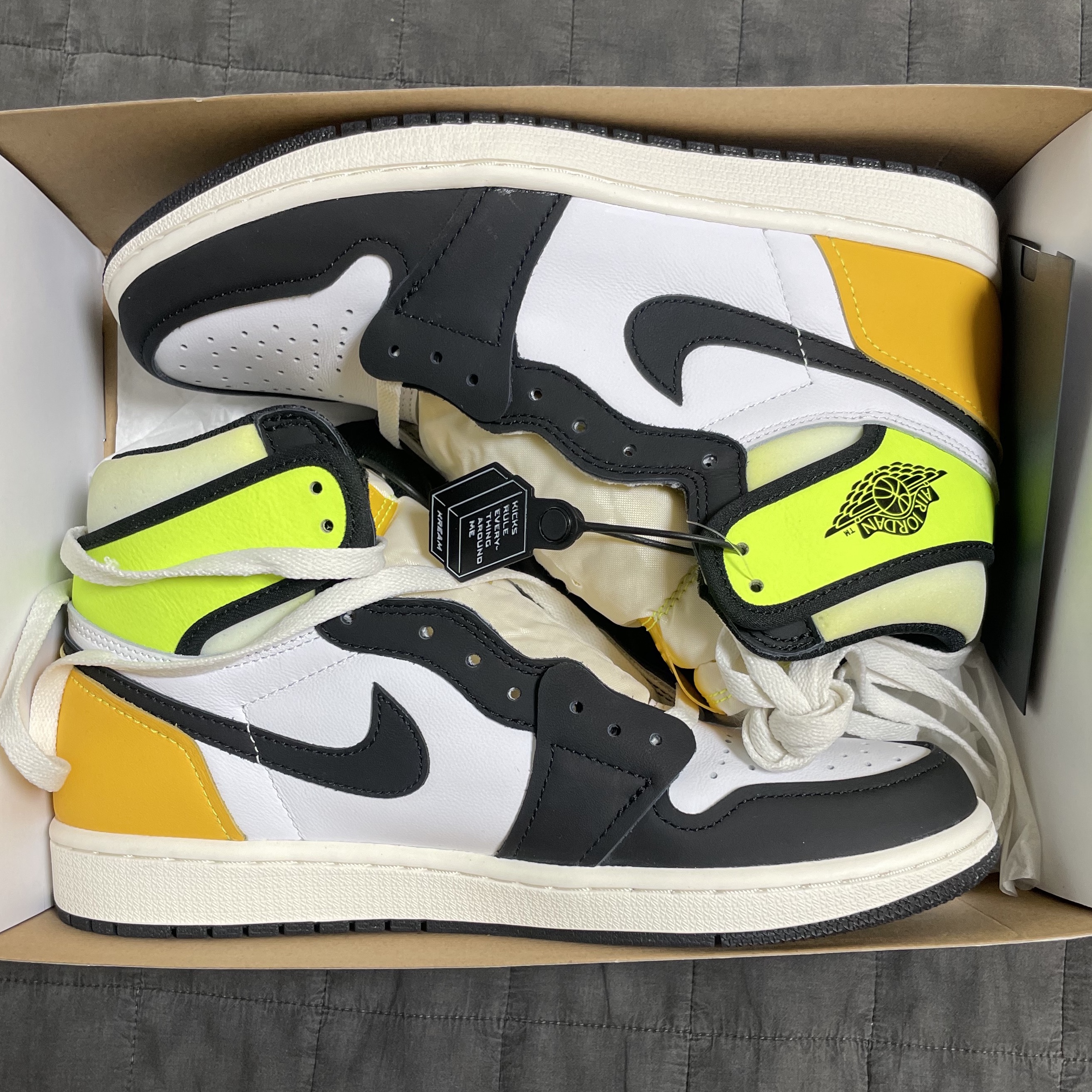 Jordan 1 Retro High OG Volt Gold 착용 스타일