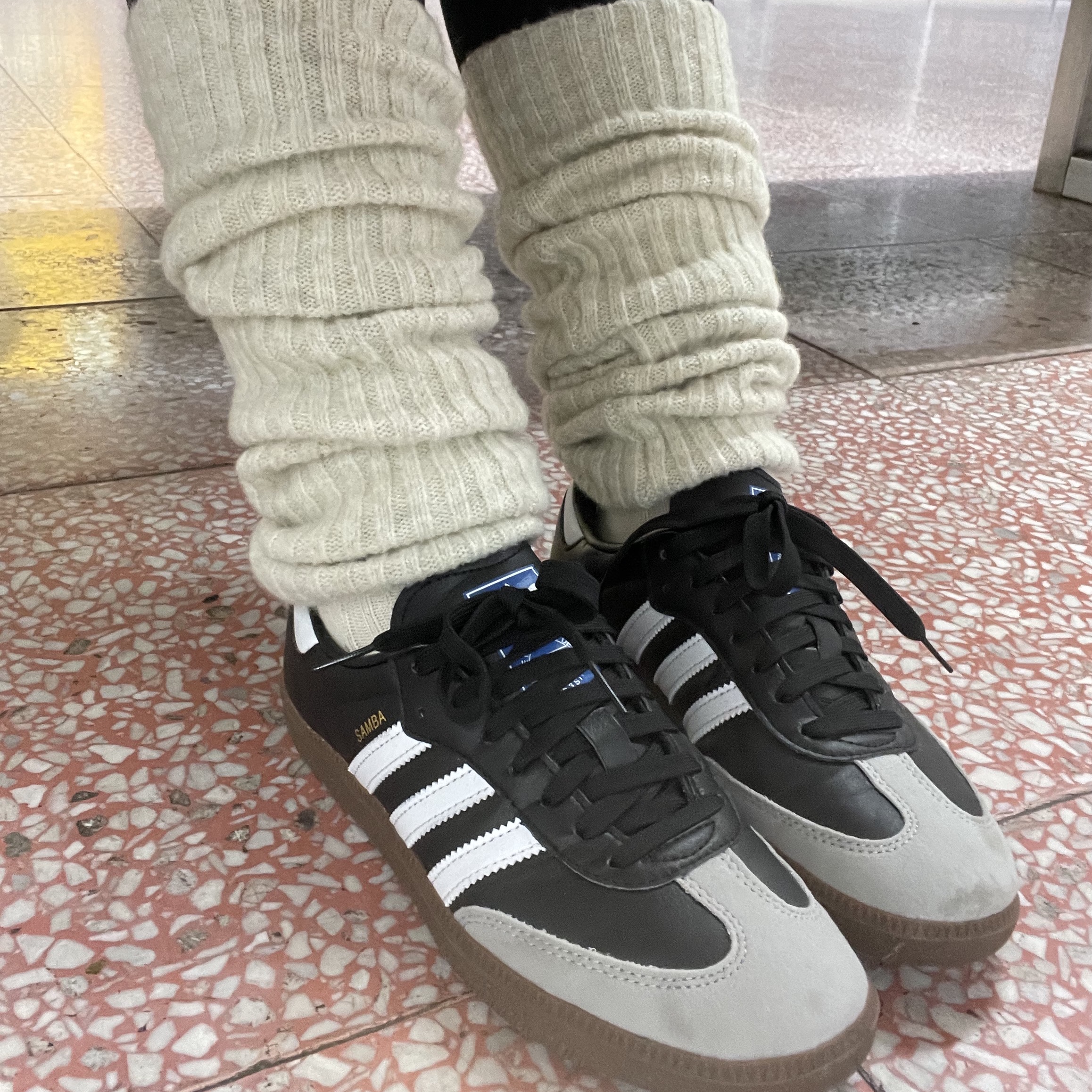 Adidas Samba Vegan Black White 착용 스타일 - 2