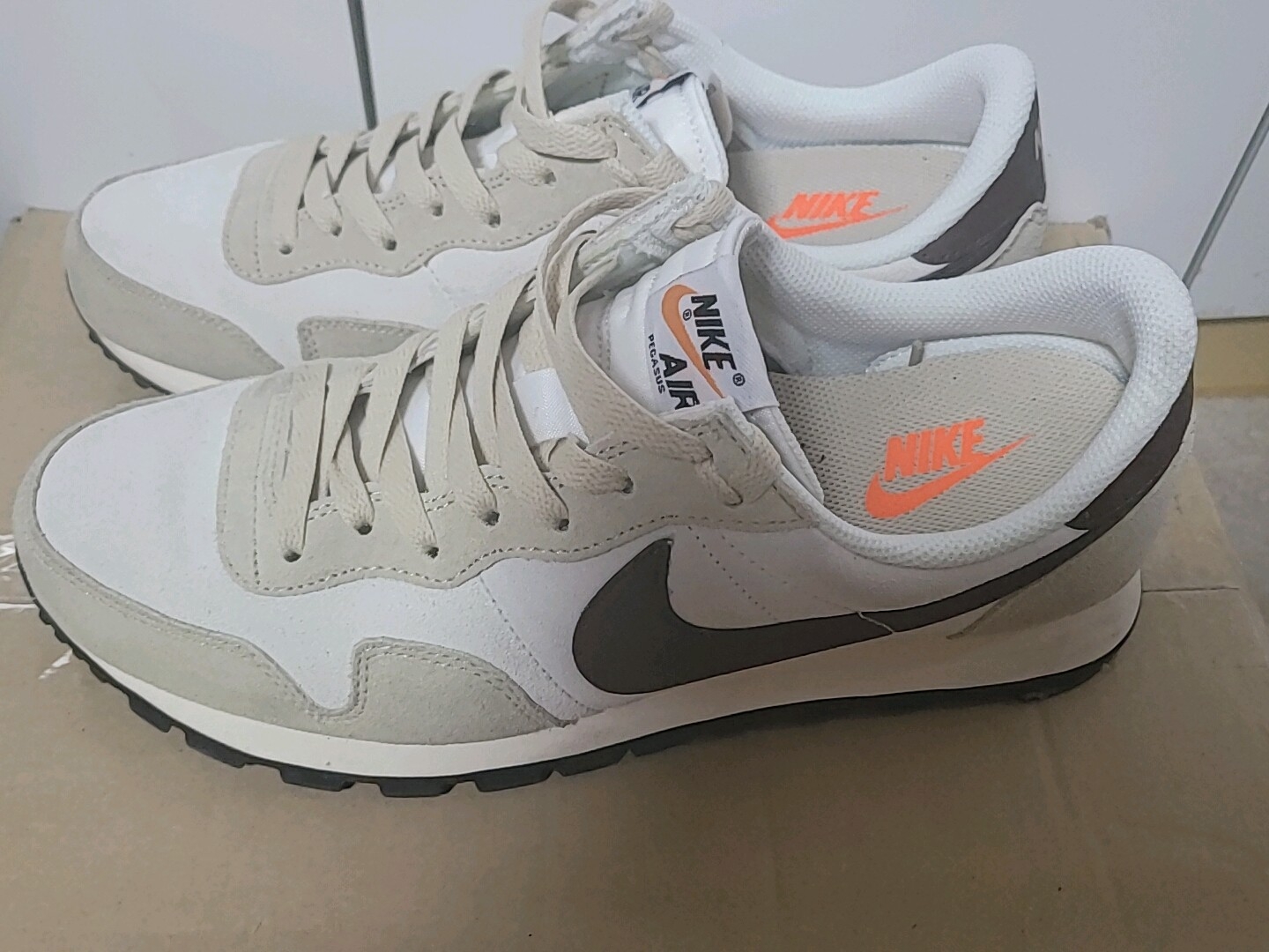 Nike Air Pegasus 83 PRM Sail and Light Chocolate 착용 스타일 - 3