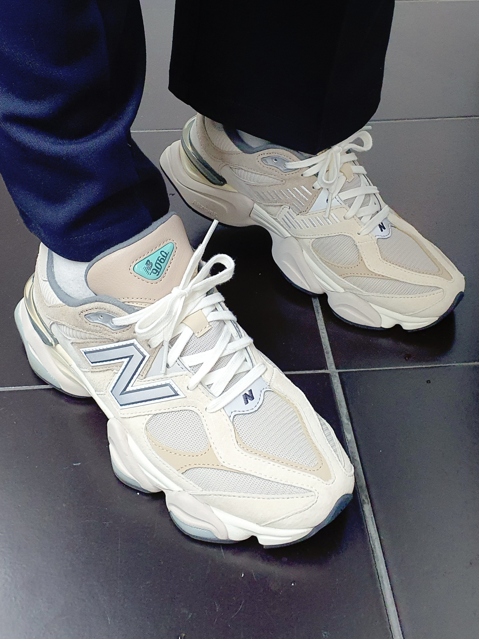 New Balance 9060 Sea Salt 착용 스타일