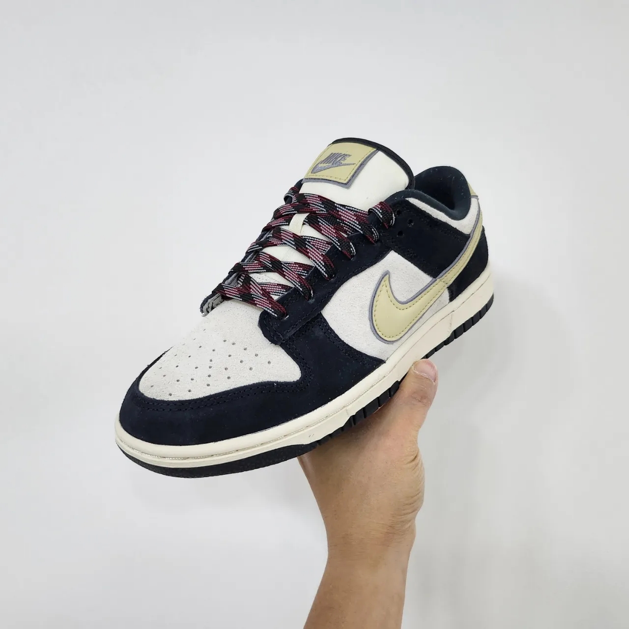 (W) Nike Dunk Low LX Black Suede 착용 스타일 - 1