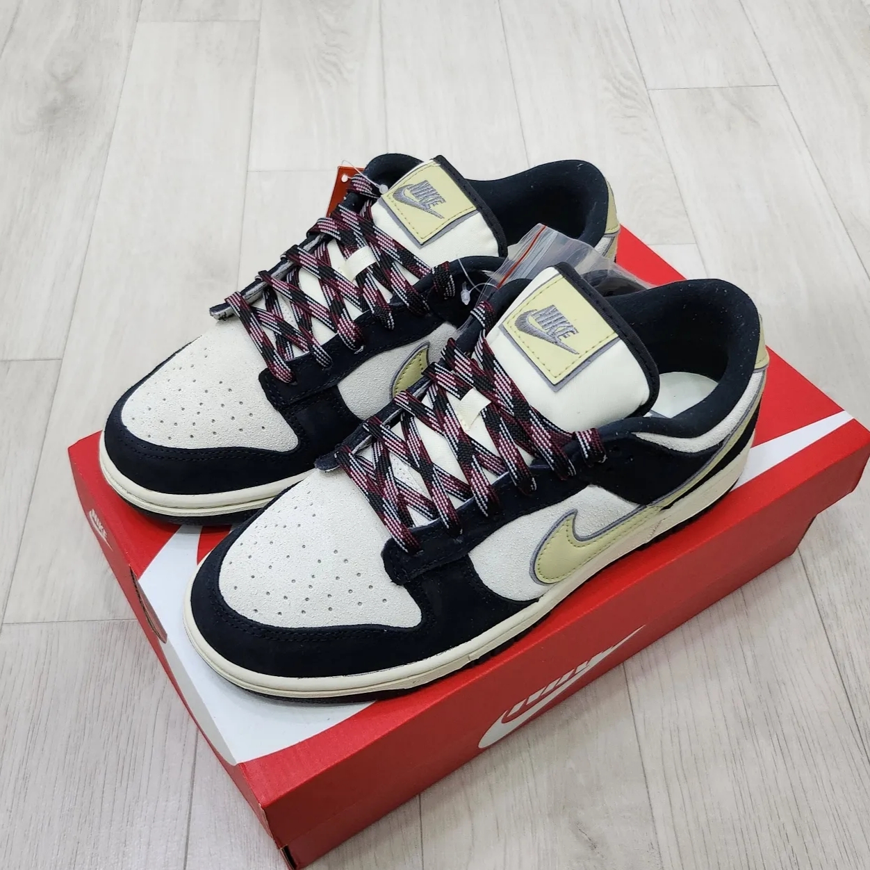 (W) Nike Dunk Low LX Black Suede 착용 스타일 - 2
