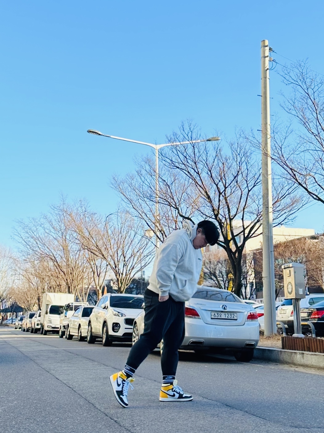 Essentials The Core Collection Hoodie Light Oatmeal, Jordan 1 Retro High OG Volt Gold 착용 스타일