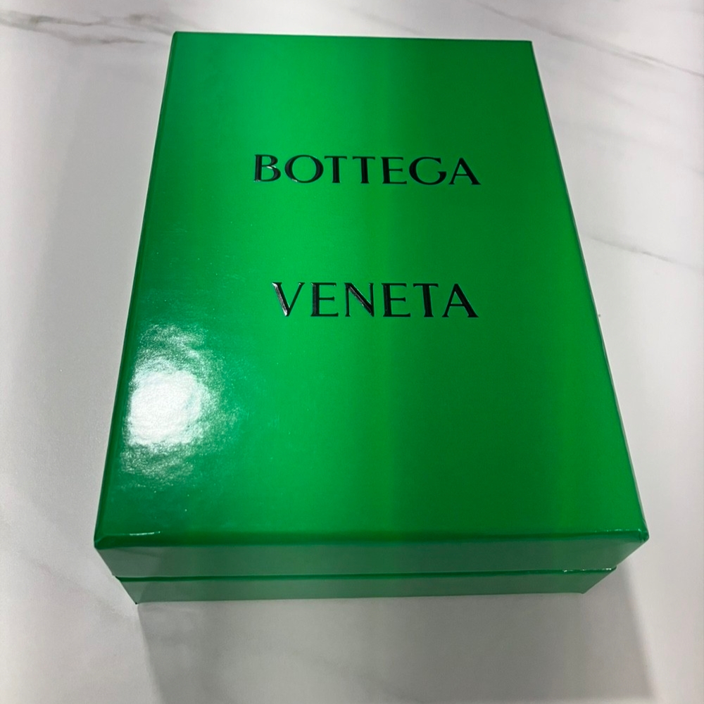 Bottega Veneta Bi-Fold Wallet Black 착용 스타일 - 2