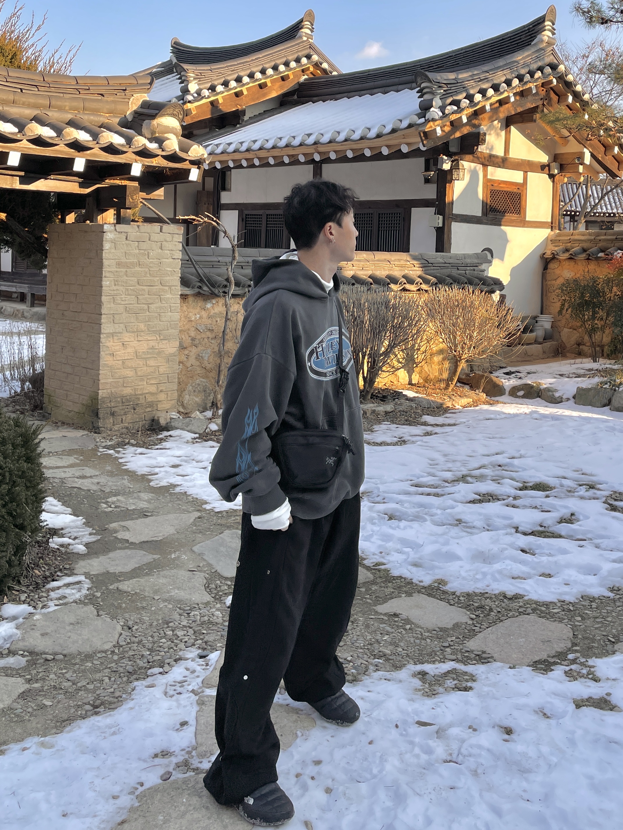 Arc'teryx Mantis 1 Waistpack Black, The North Face Thermoball Traction Mule V Black 착용 스타일