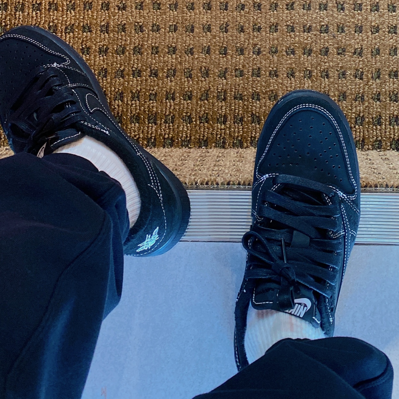 Jordan 1 x Travis Scott Retro Low OG SP Black Phantom 착용 스타일 - 2