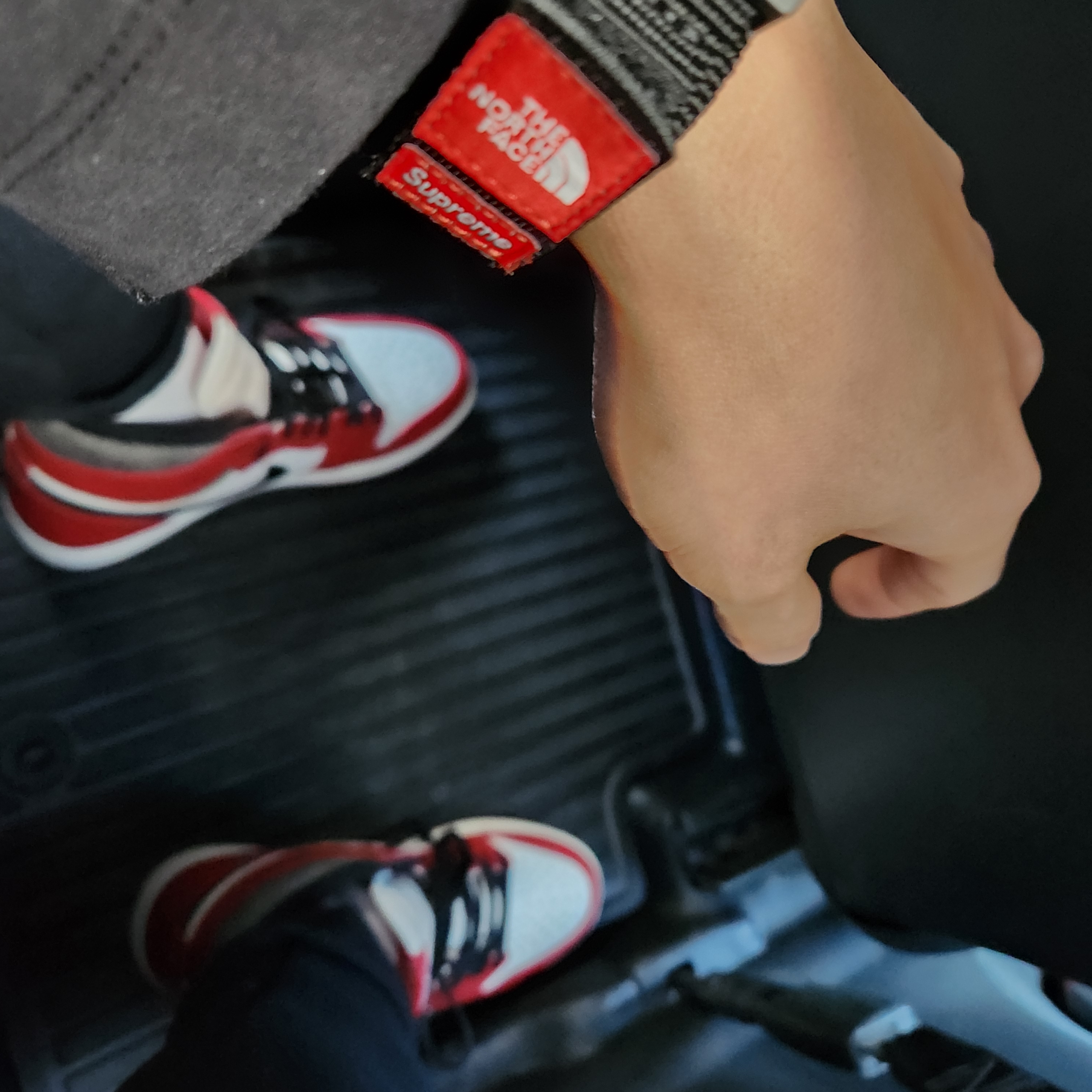 Jordan 1 Retro High OG Chicago 2022, Casio G-Shock x Supreme x The North Face DW-6900 Black 착용 스타일