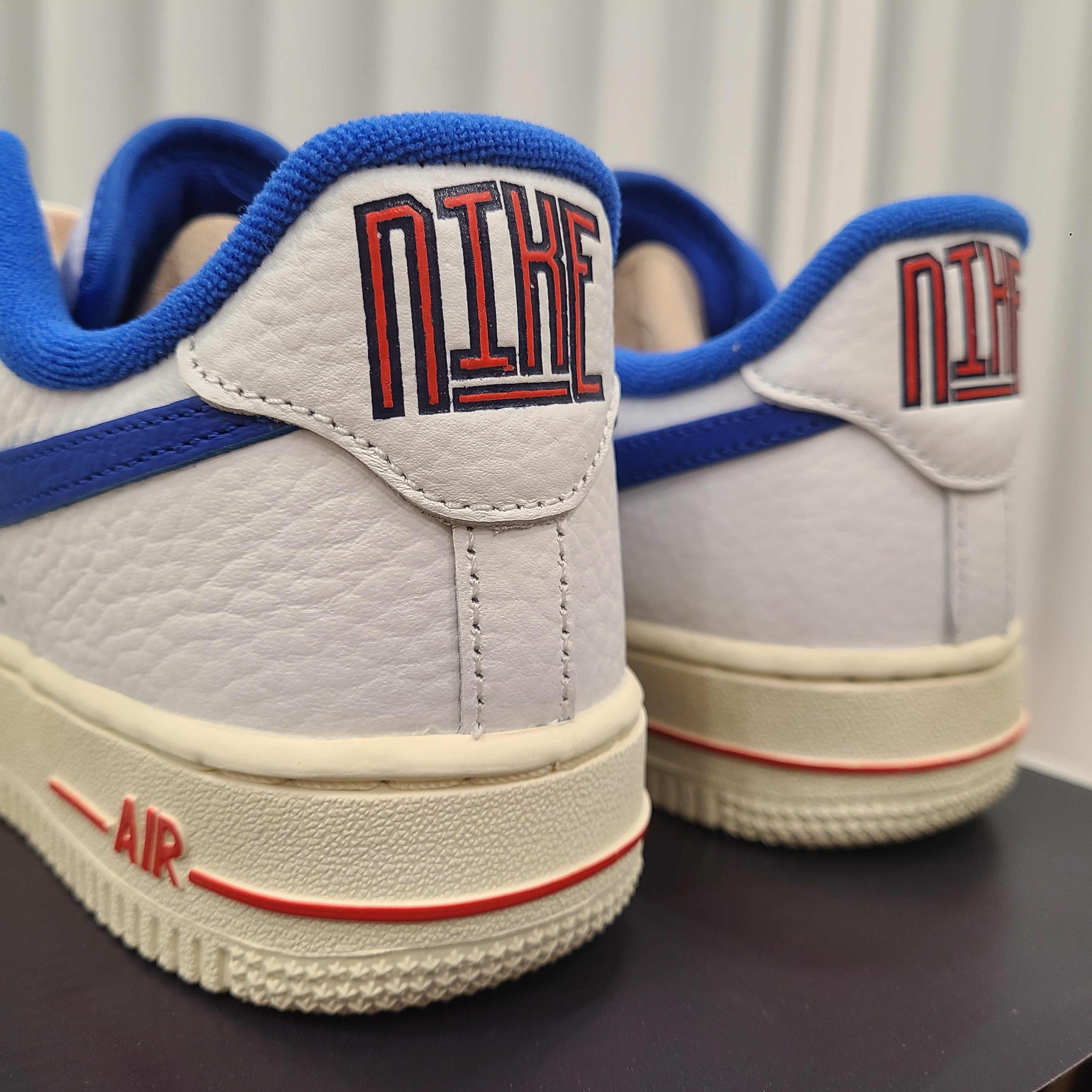 (W) Nike Air Force 1 '07 LX University Blue and Summit White 착용 스타일 - 4