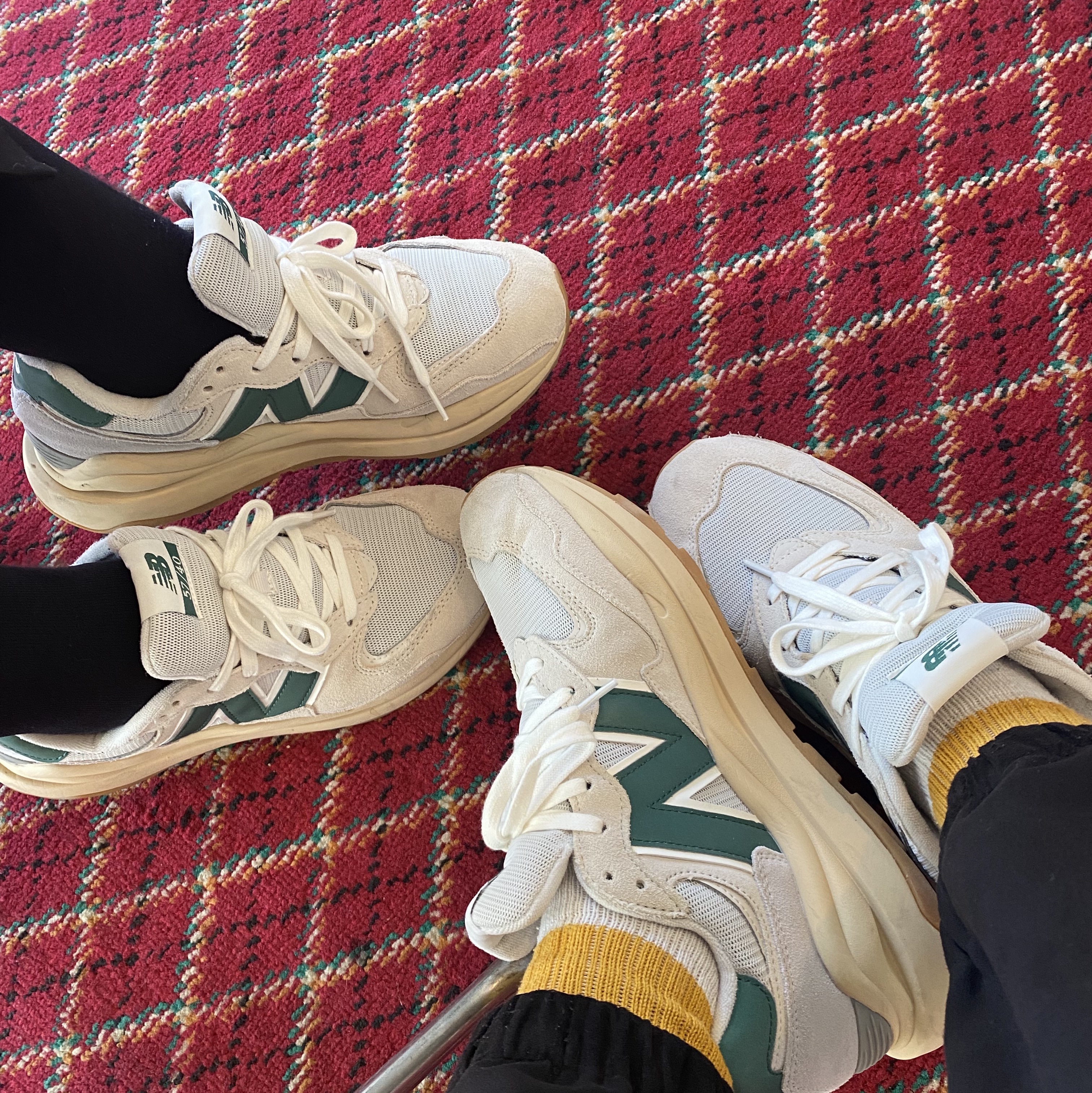 New Balance 5740 Moonbeam Nightwatch Green 착용 스타일