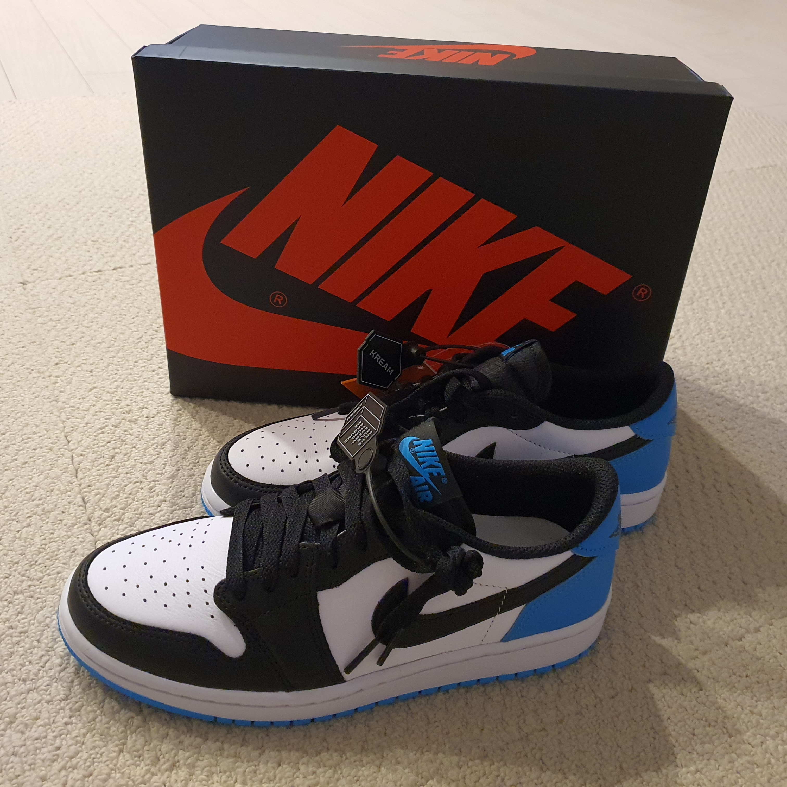 (W) Jordan 1 Retro Low OG Black and Dark Powder Blue 착용 스타일 - 2