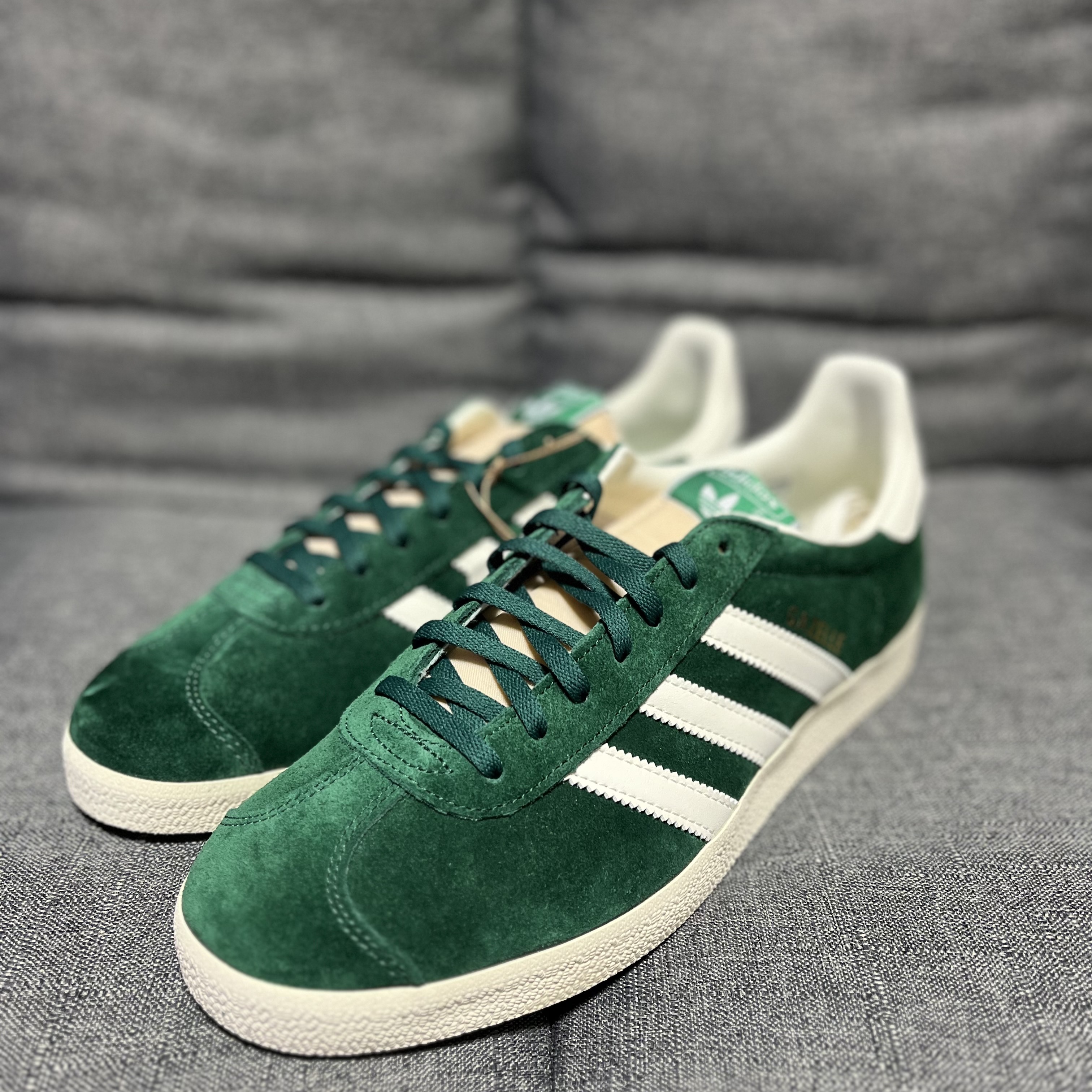 Adidas Gazelle Dark Green Cream White 착용 스타일 - 1