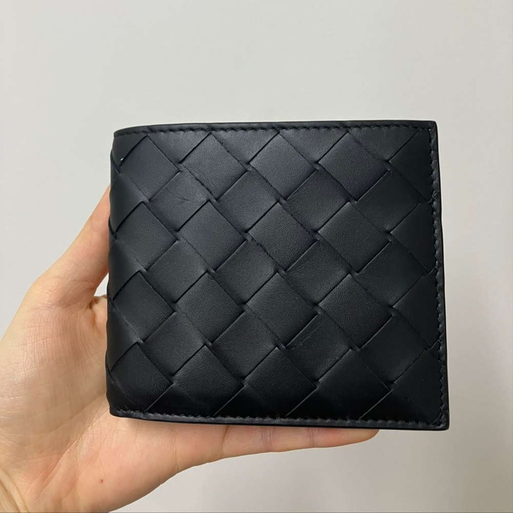 Bottega Veneta Bi-Fold Wallet Black 착용 스타일 - 1