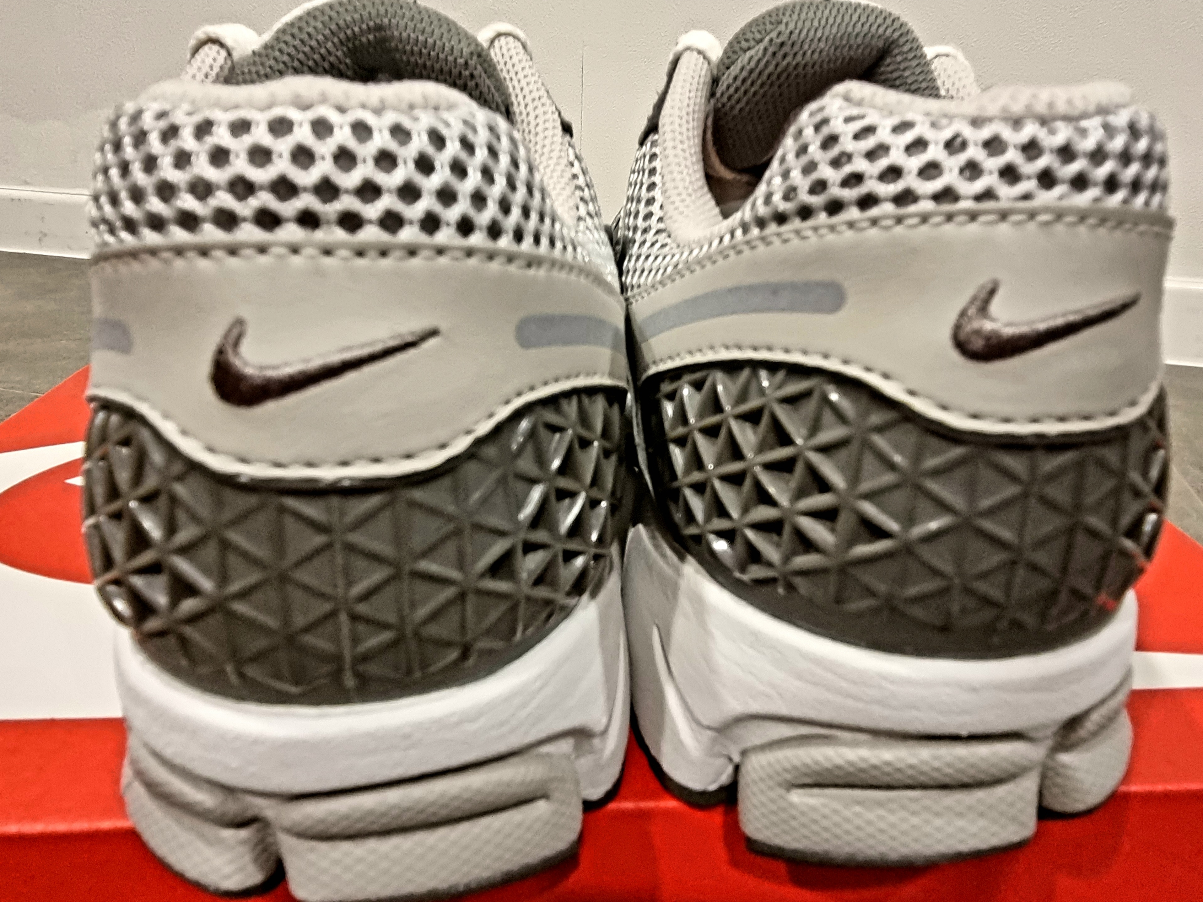 Nike Zoom Vomero 5 PRM Light Iron Ore and Flat Fewter 착용 스타일 - 4