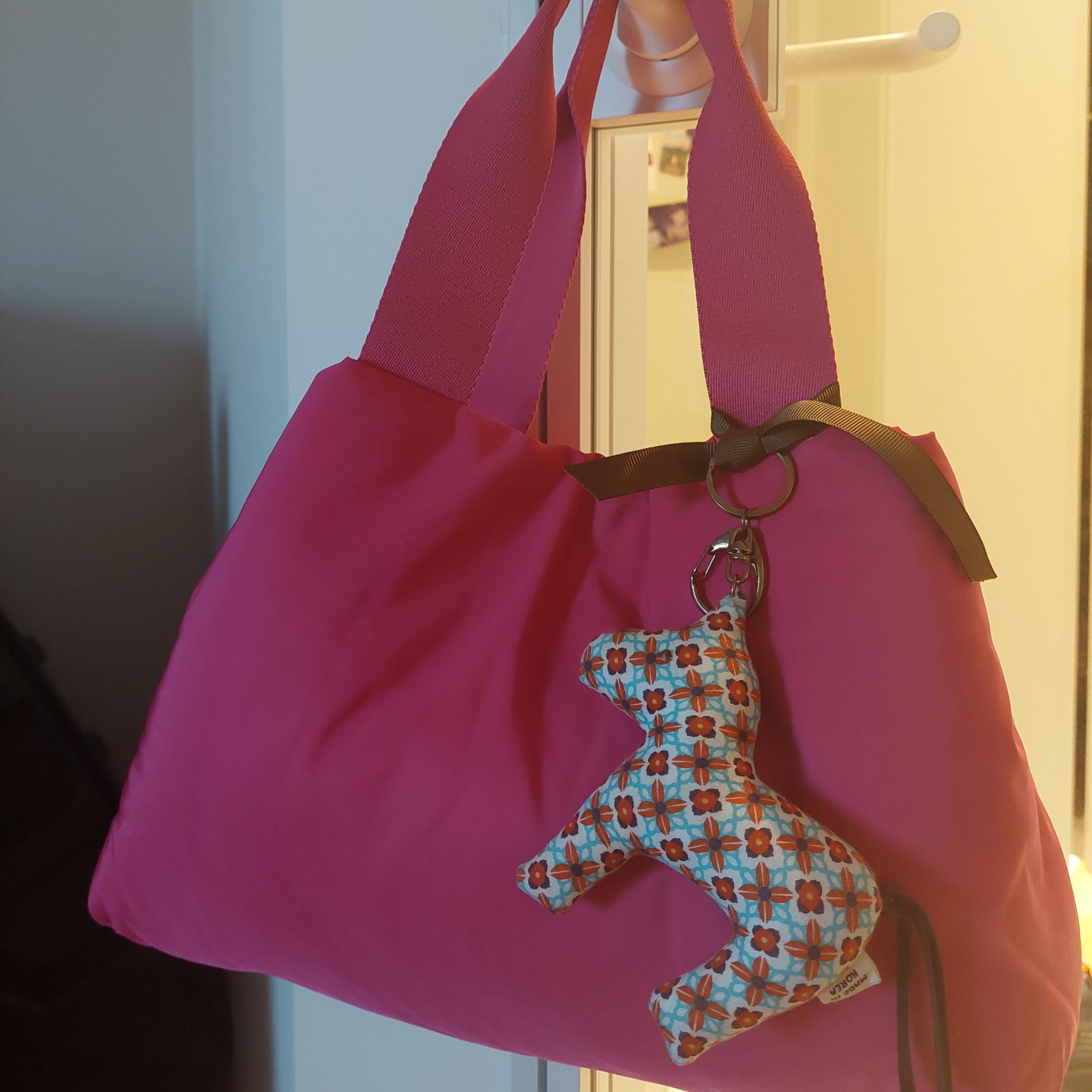 COS Padded Shopper Bag Pink 착용 스타일
