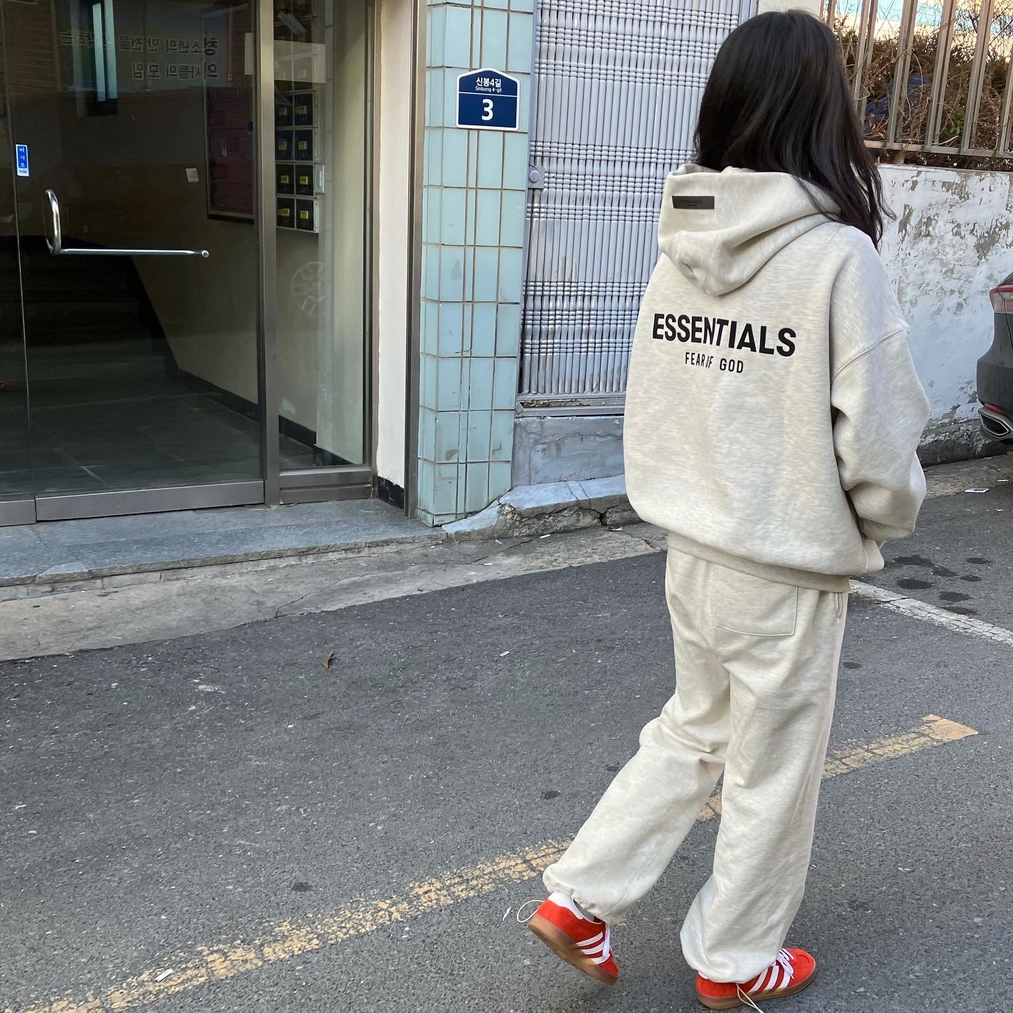 Essentials The Core Collection Hoodie Light Oatmeal, (W) Adidas Gazelle Indoor Bold Orange Cloud White 착용 스타일