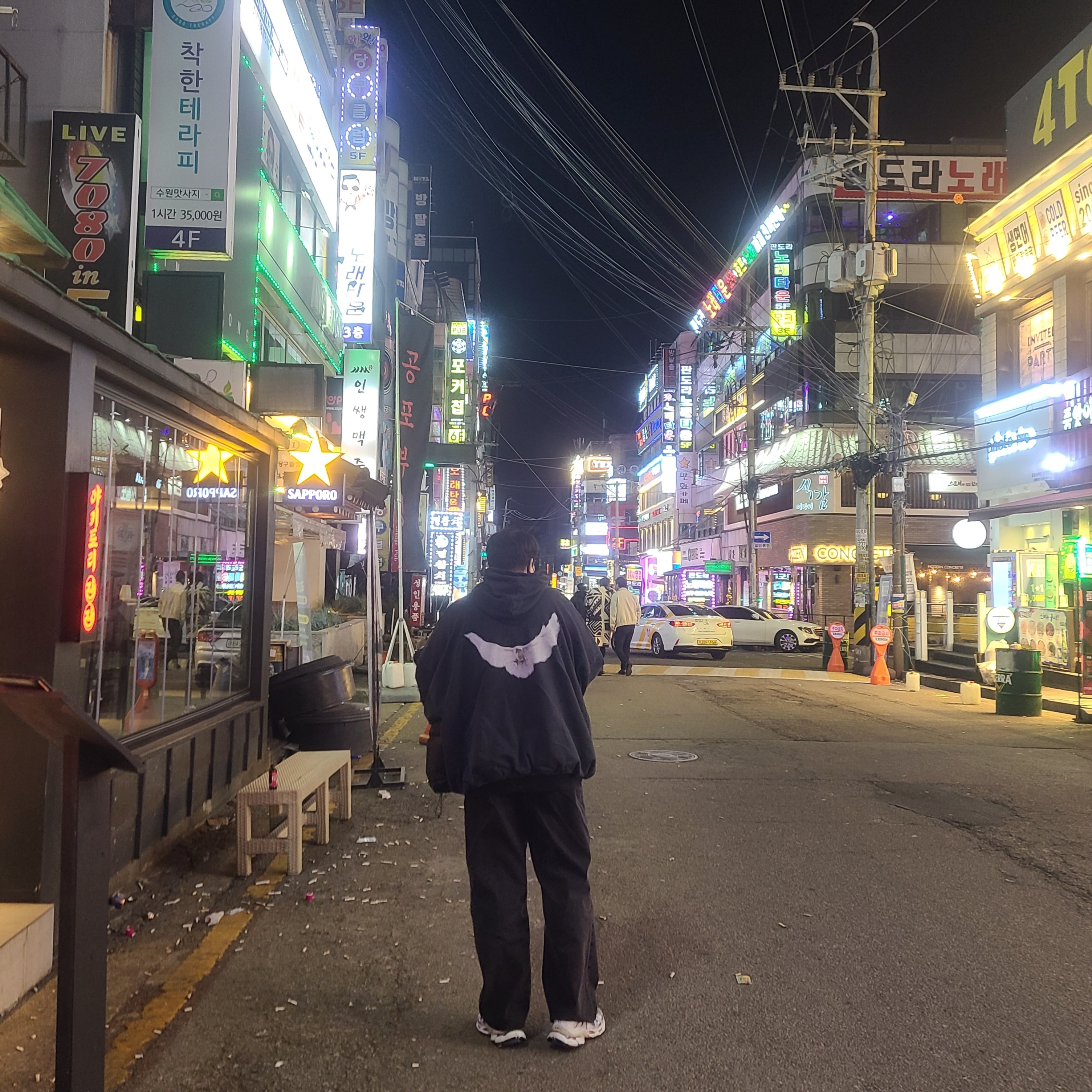 Yeezy Gap Engineered By Balenciaga Dove Hoodie Washed Black, Balenciaga Runner Sneakers Blue White 착용 스타일