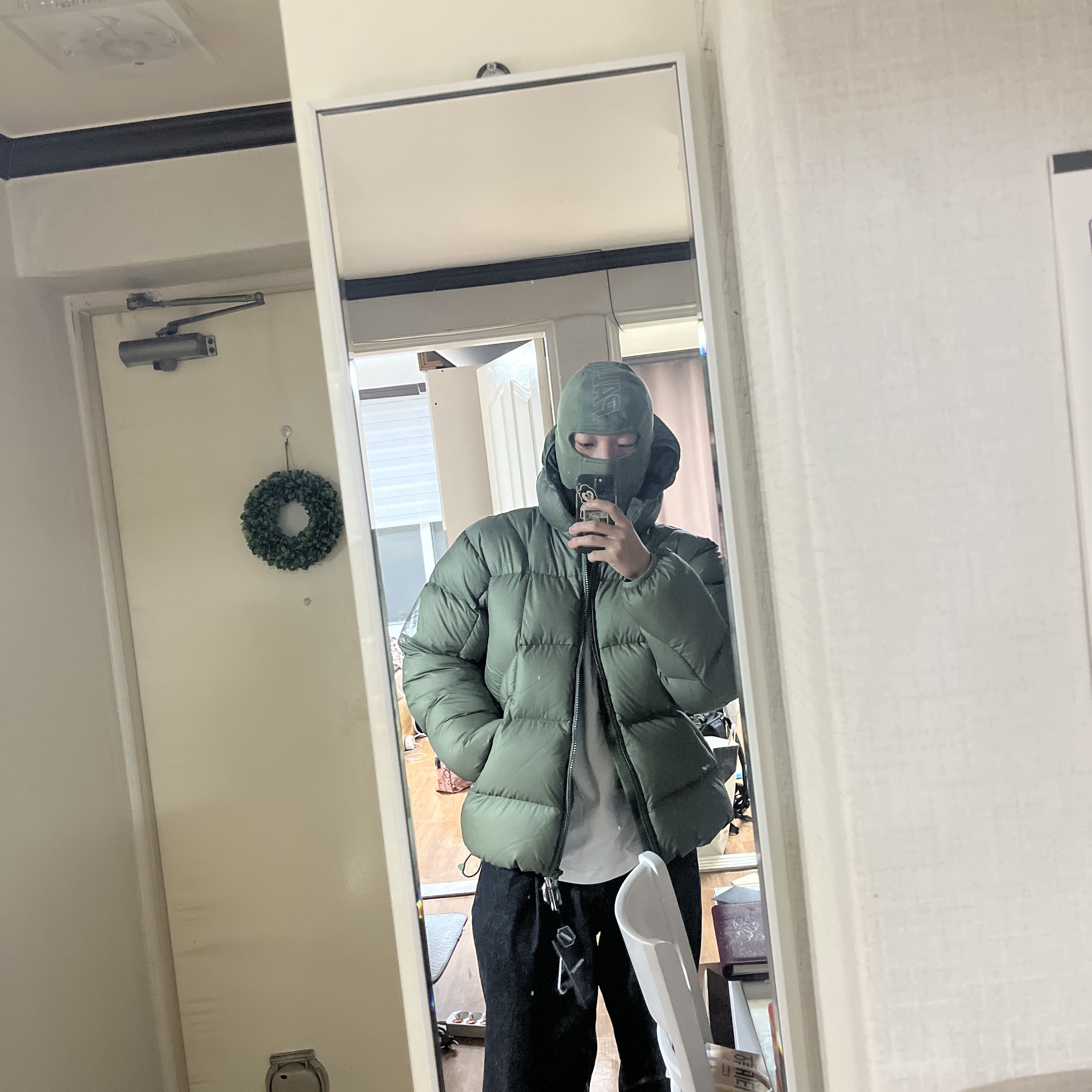 Palace Pertex Frost Balaclava Puffa Olive - 22FW 착용 스타일