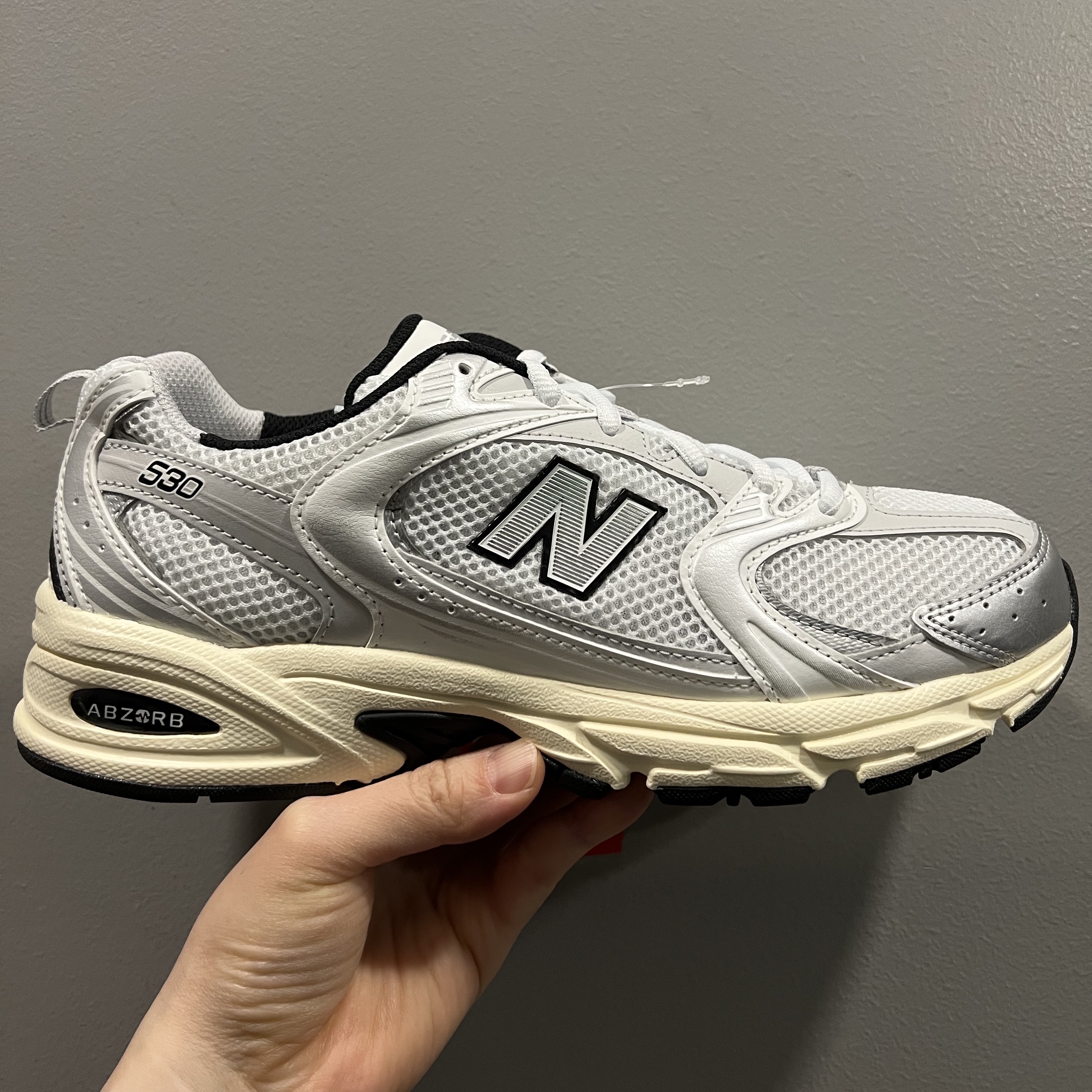 New Balance 530 Silver Cream 착용 스타일