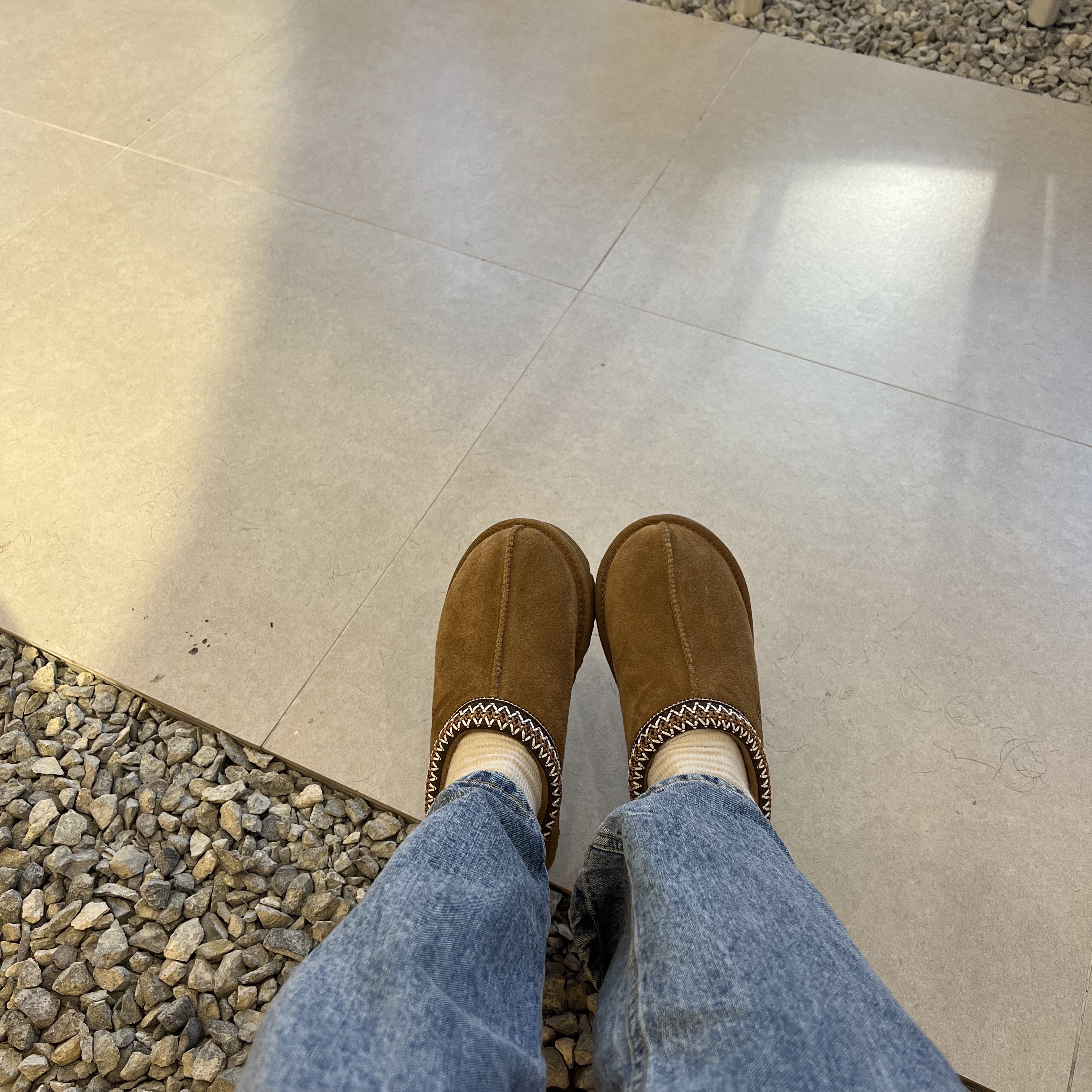 (W) UGG Tasman Slipper Chestnut 착용 스타일
