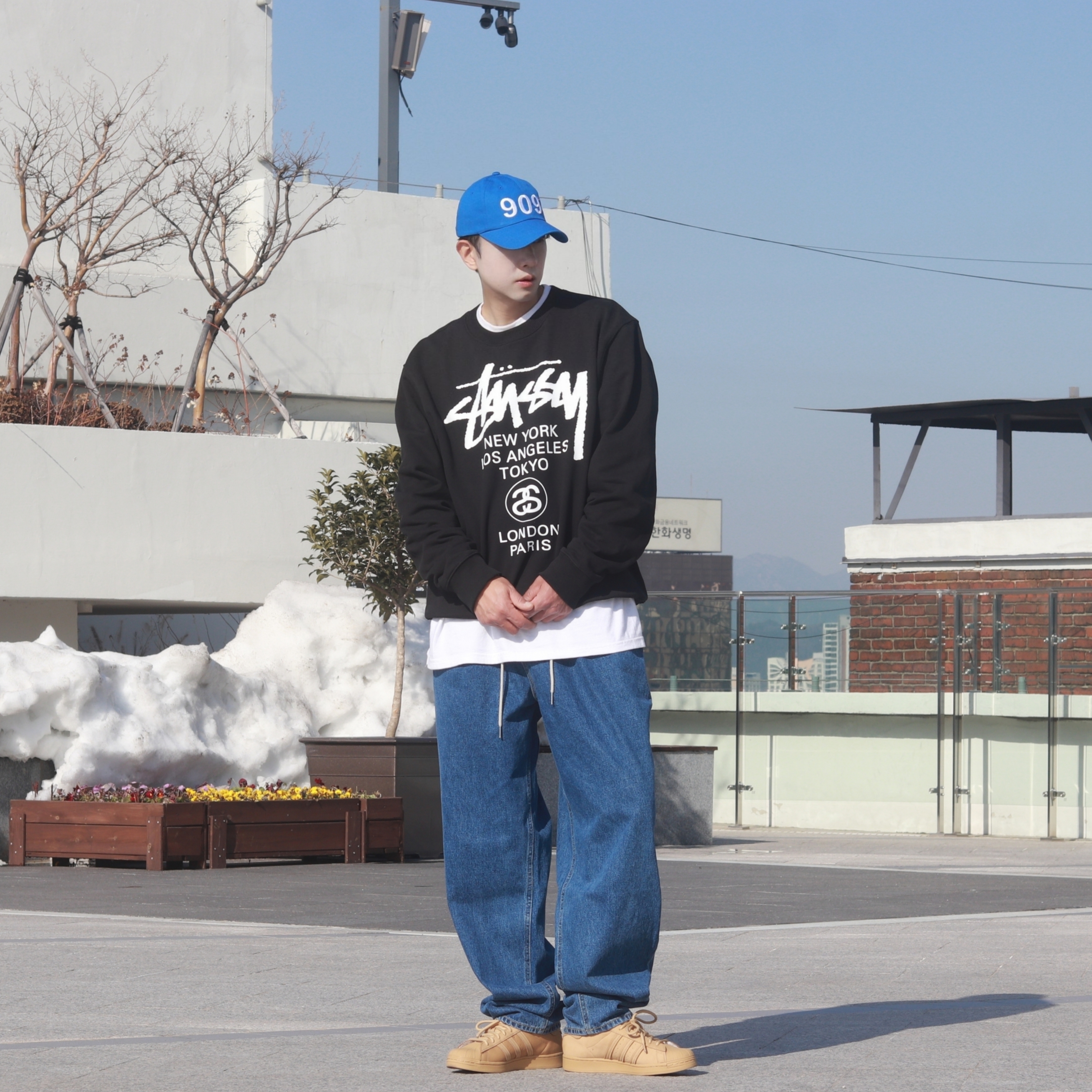 Adidas Superstar Golden Beige, Stussy World Tour Crew Black 2022 착용 스타일 - 2