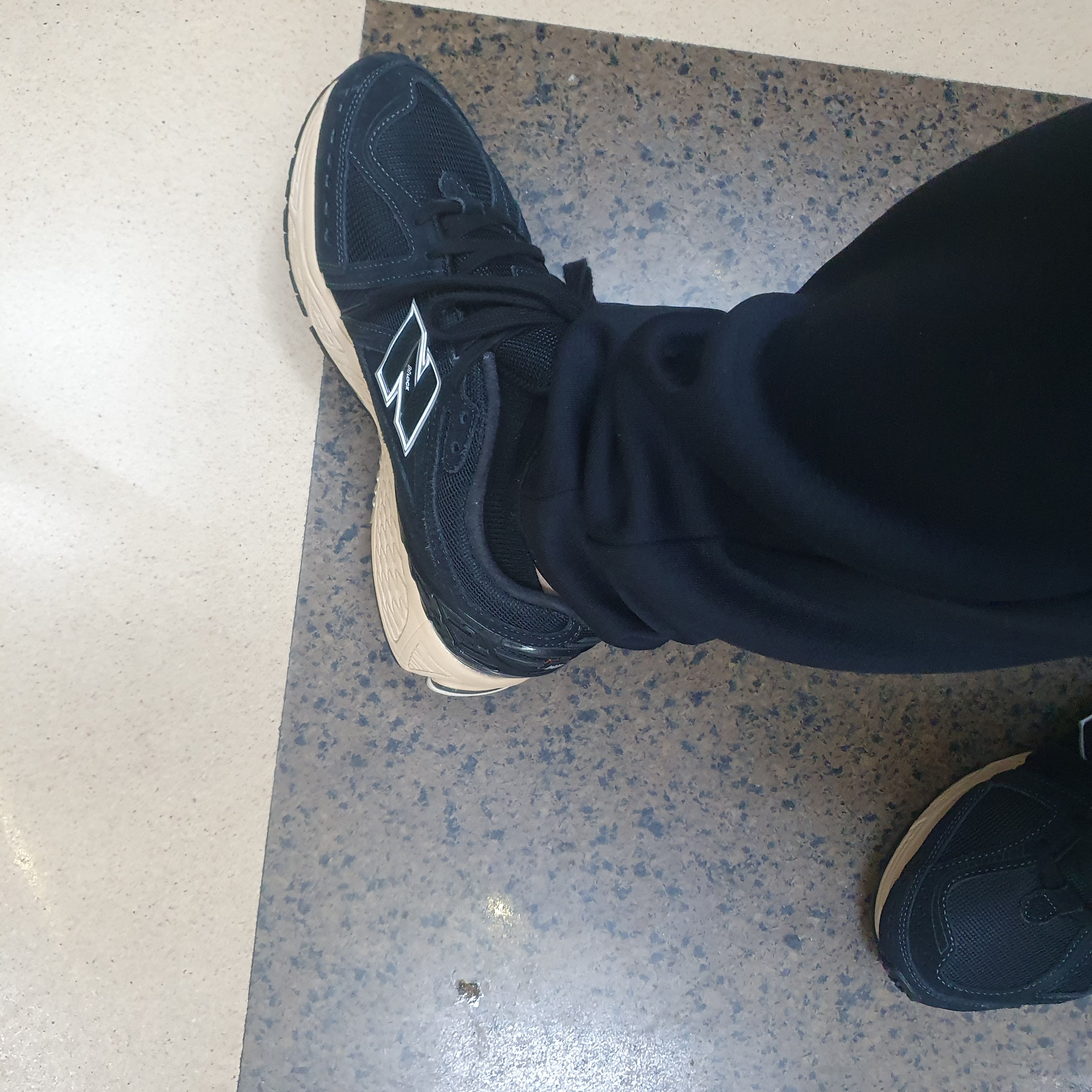 New Balance 1906R Black Taos Taupe 착용 스타일 - 2
