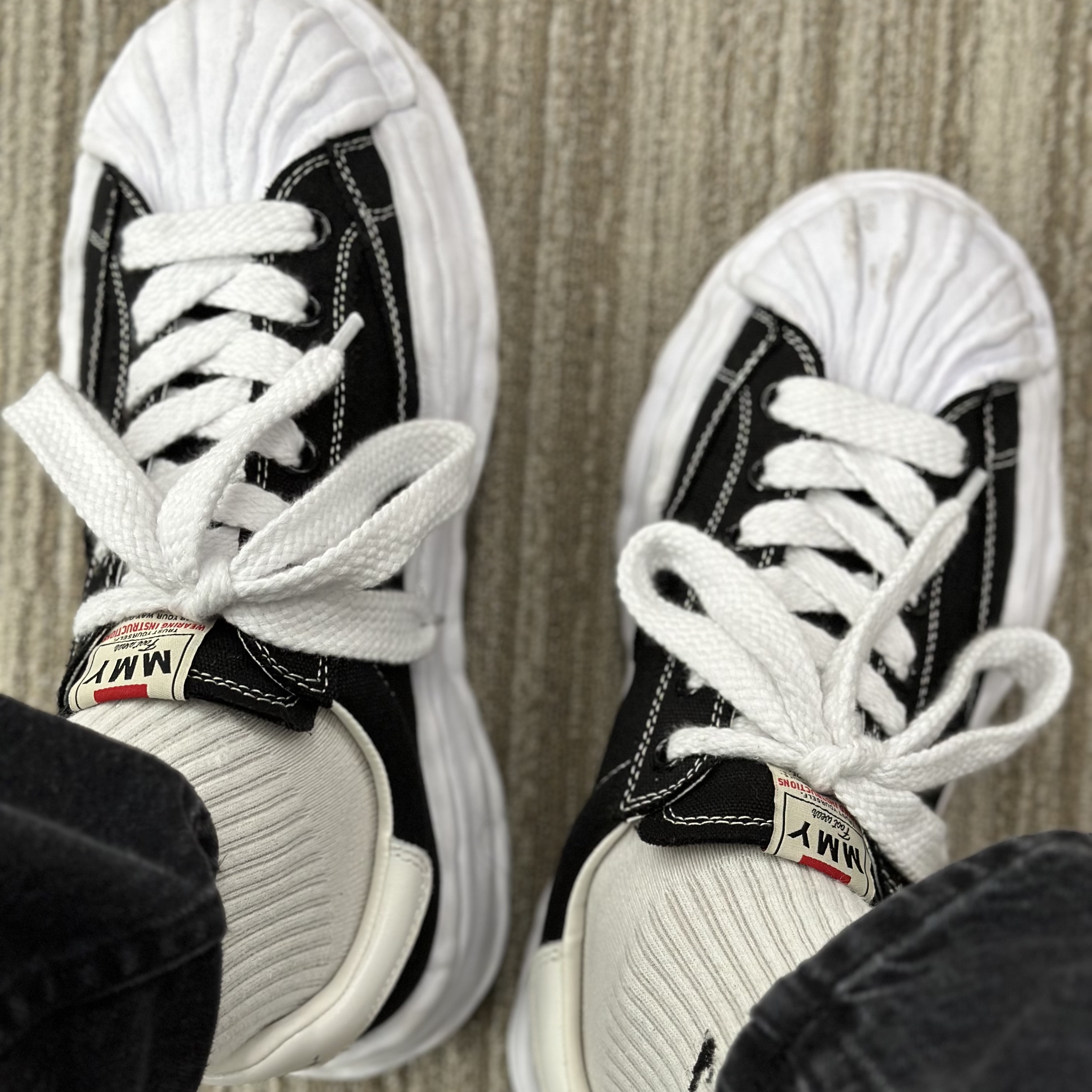 Maison Mihara Yasuhiro Blakey OG Sole Canvas Low-top Sneakers Black White 착용 스타일 - 2