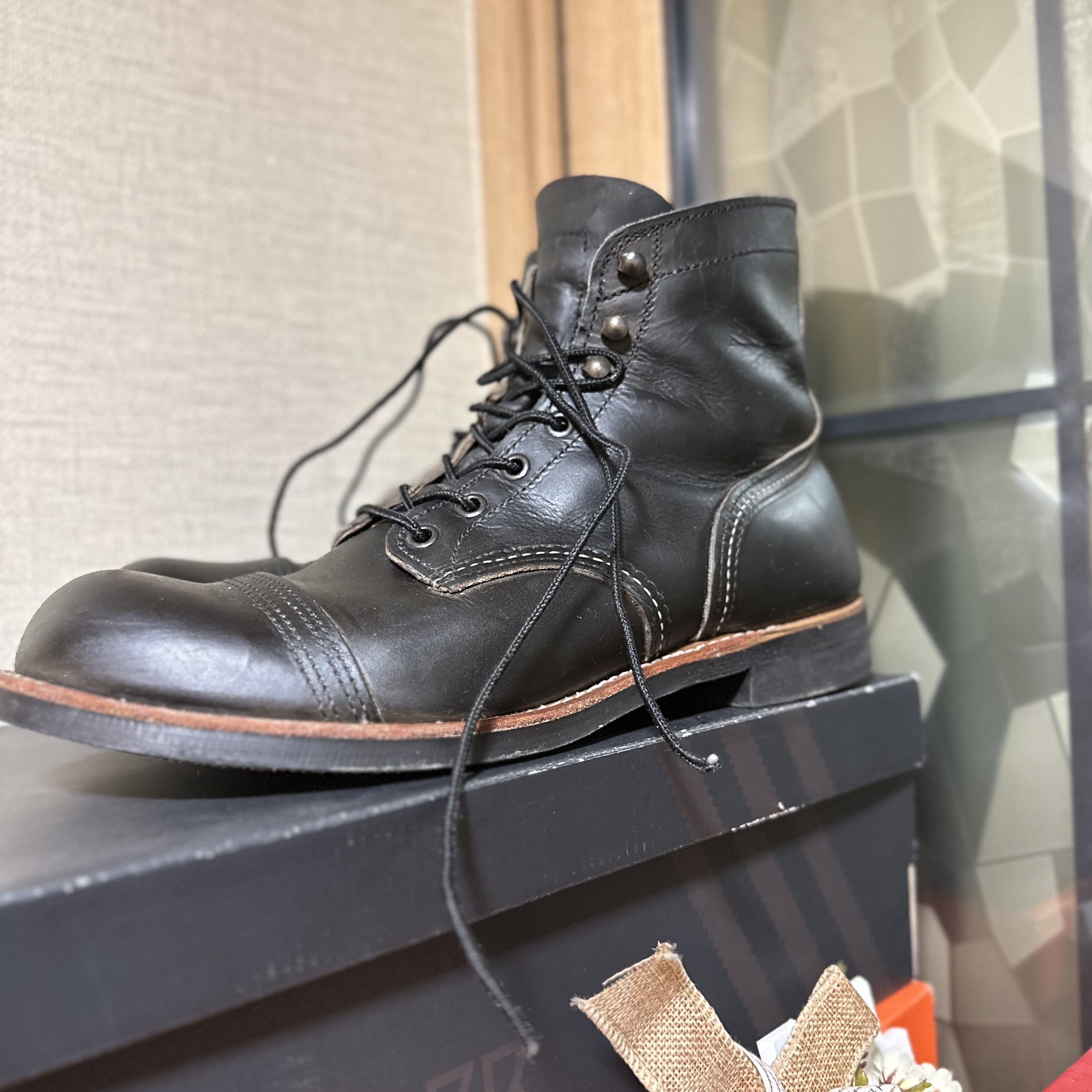 Saint Laurent Wyatt Chelsea Boots in Smooth Leather Black 착용 스타일 - 3