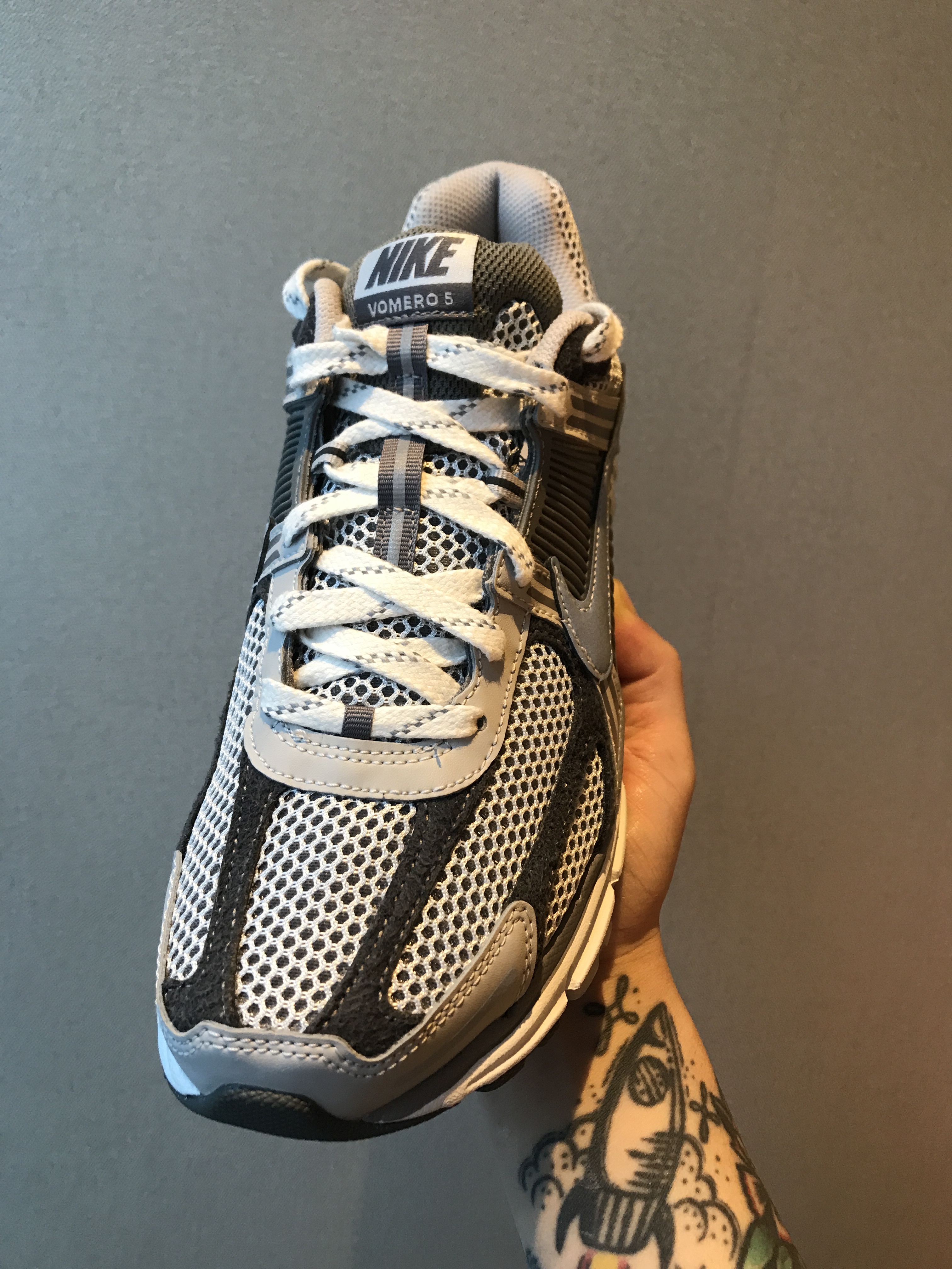 Nike Zoom Vomero 5 PRM Light Iron Ore and Flat Fewter 착용 스타일 - 2