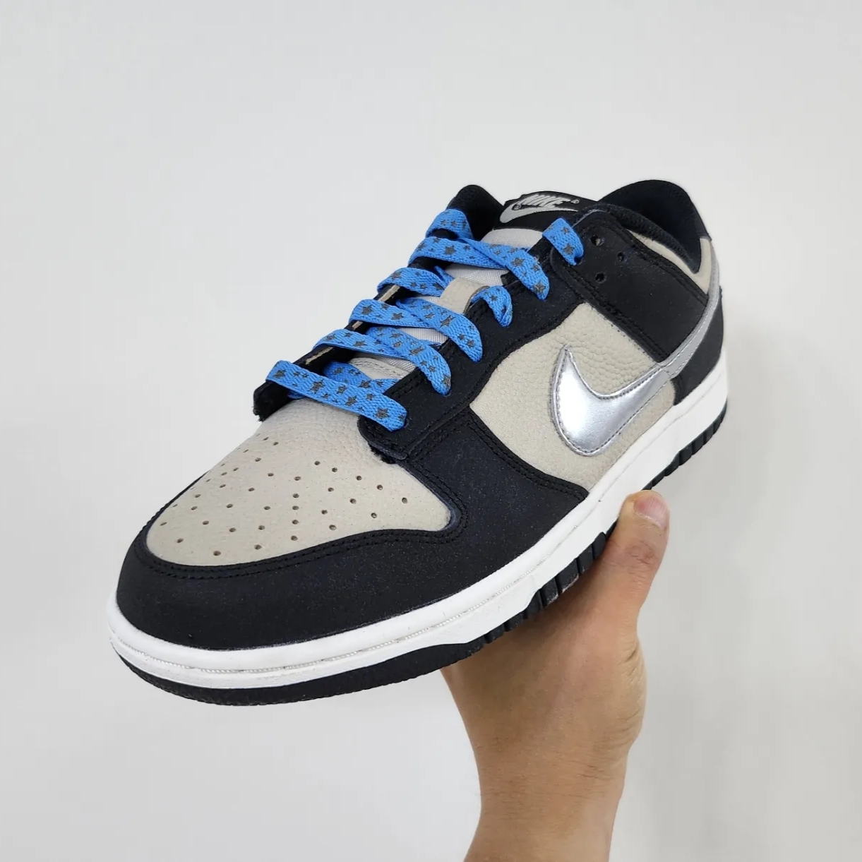 (W) Nike Dunk Low Light Bone Metallic Silver 착용 스타일 - 1