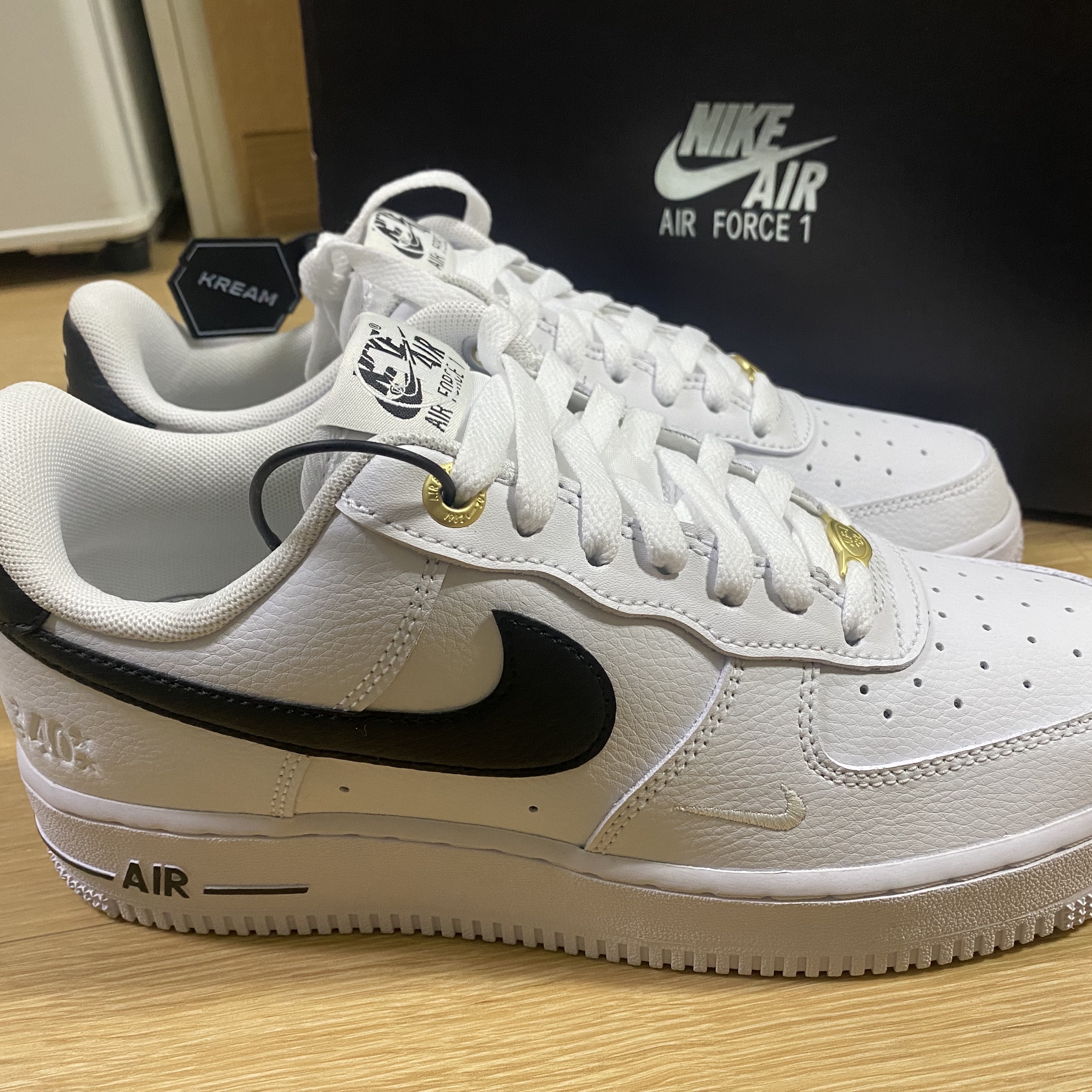 Nike Air Force 1 '07 LV8 40th Anniversary Join Forces White Black 착용 스타일 - 2