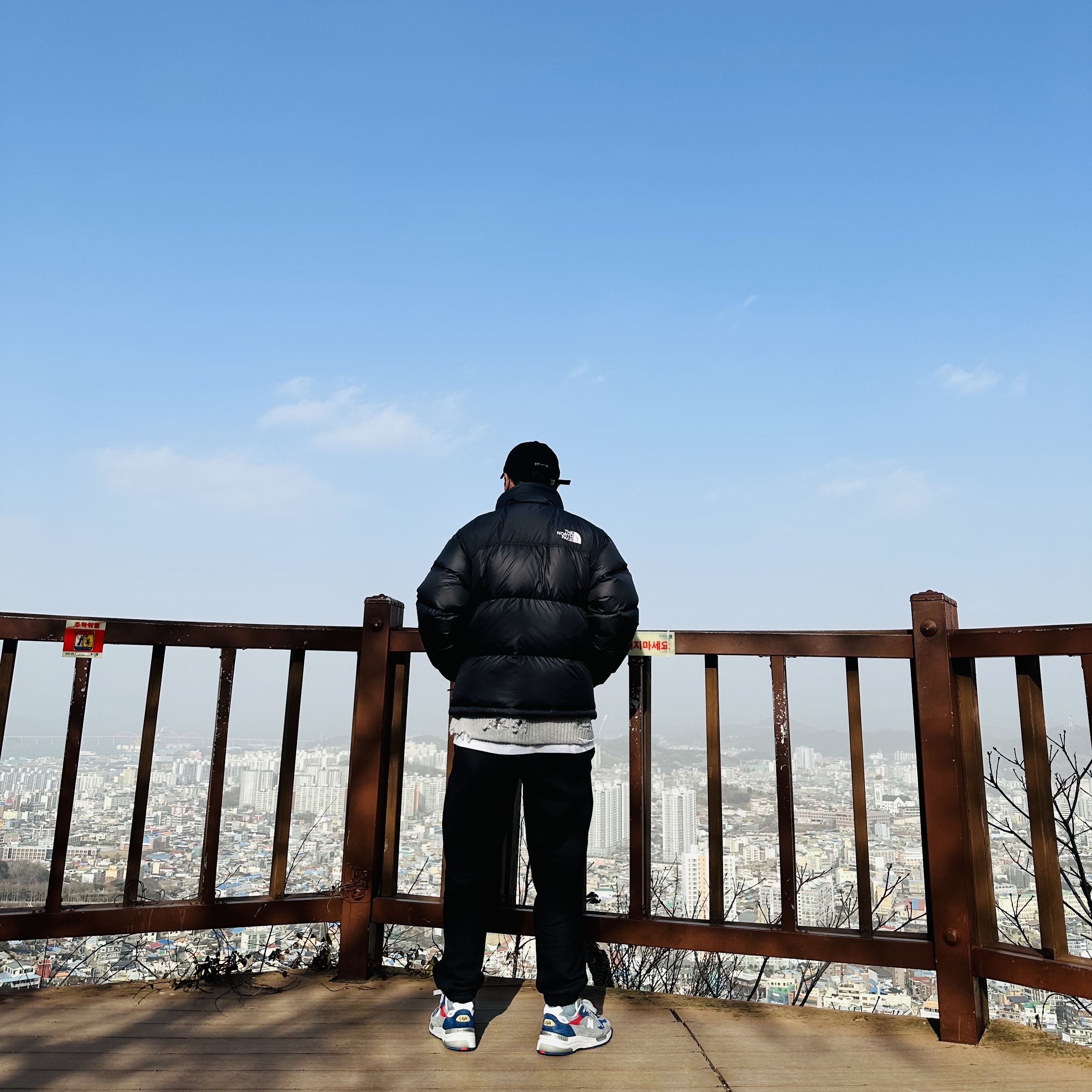 The North Face 1996 Eco Nuptse Jacket Black, Zara x Ader Error Oversize Sweater Grey 착용 스타일