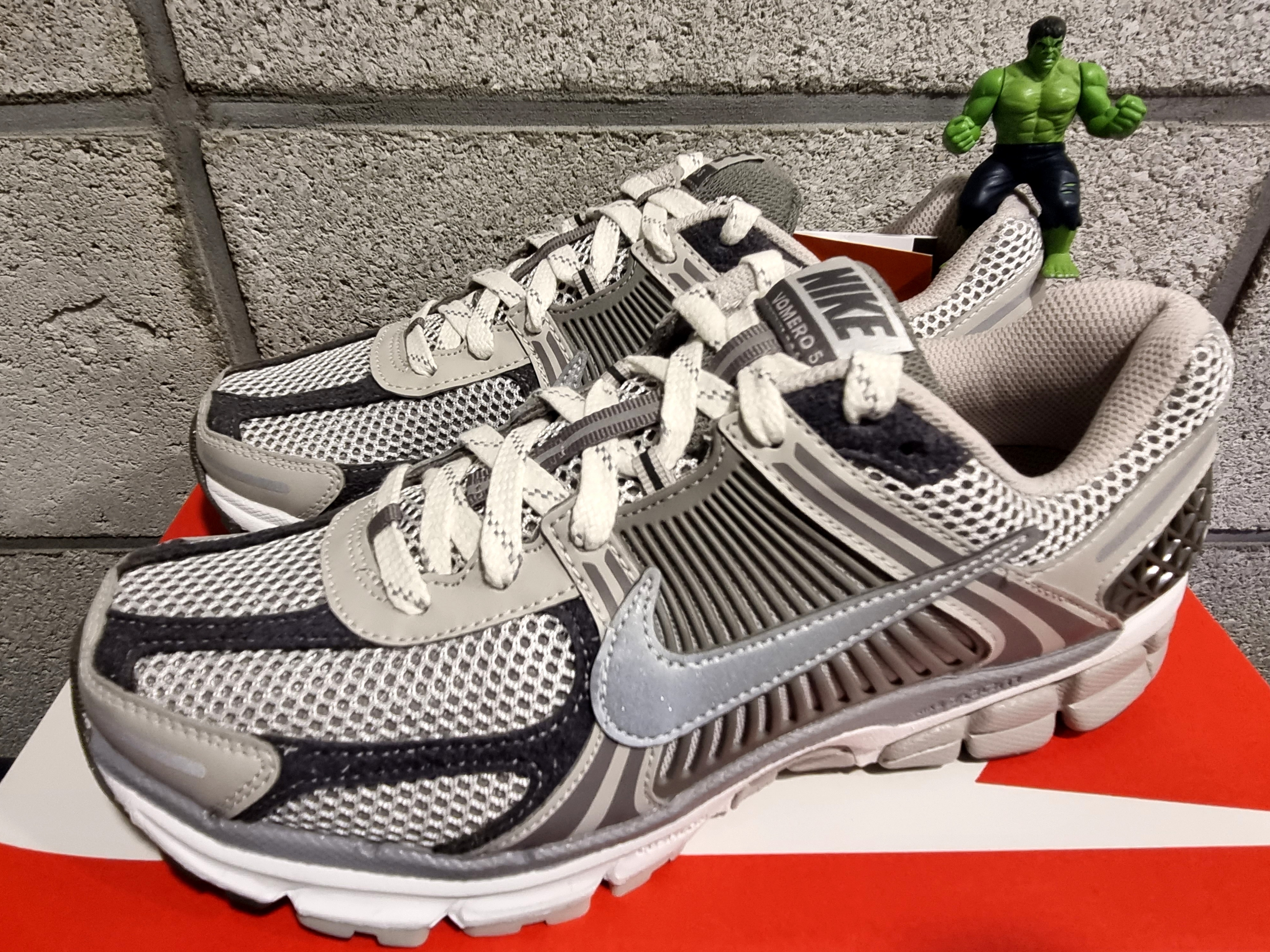 Nike Zoom Vomero 5 PRM Light Iron Ore and Flat Fewter 착용 스타일 - 1