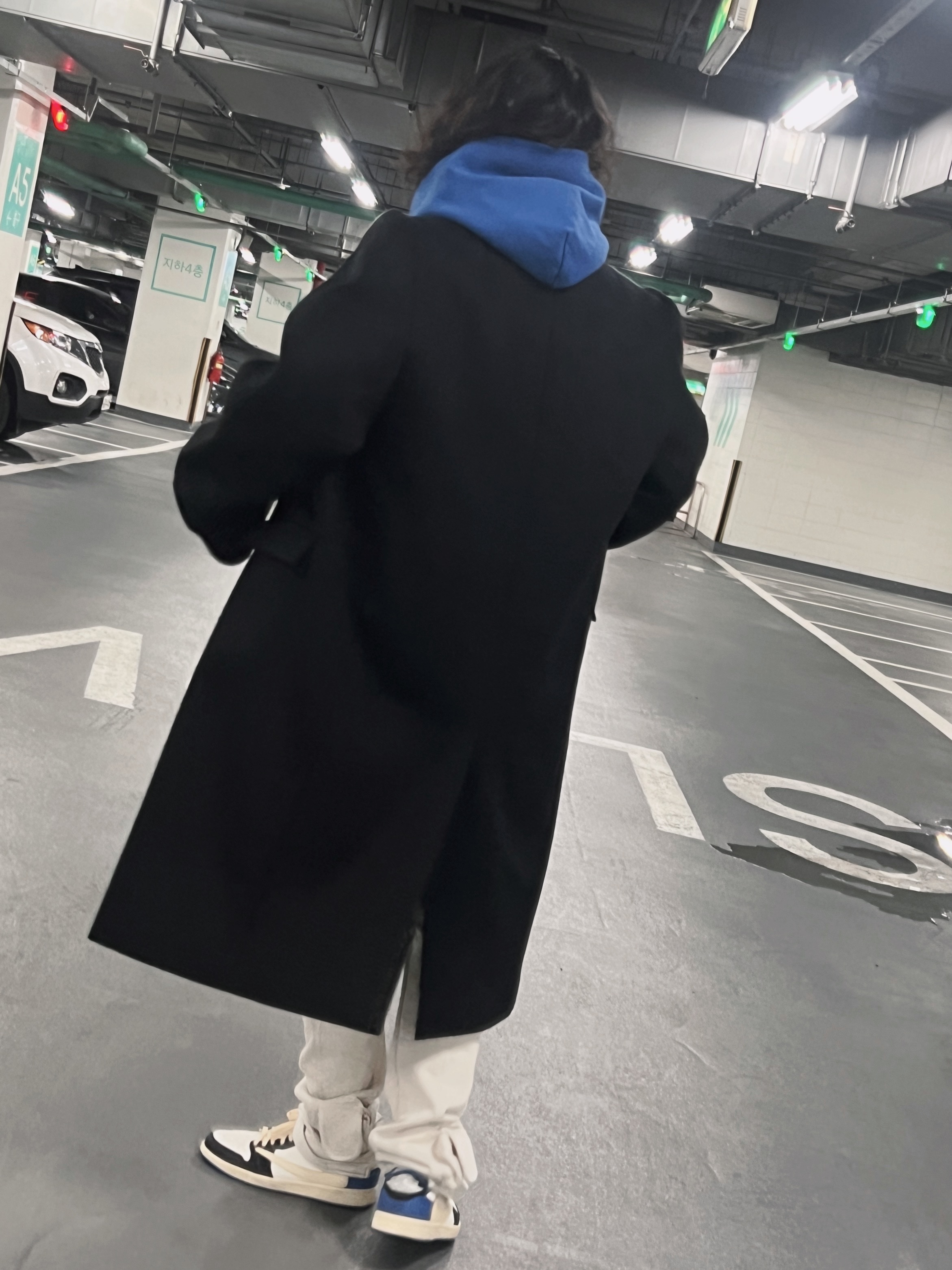 Jordan 1 x Travis Scott x Fragment Retro Low OG SP Military Blue, Grailz Geometry Hoodie Azzuri Blue 착용 스타일 - 3